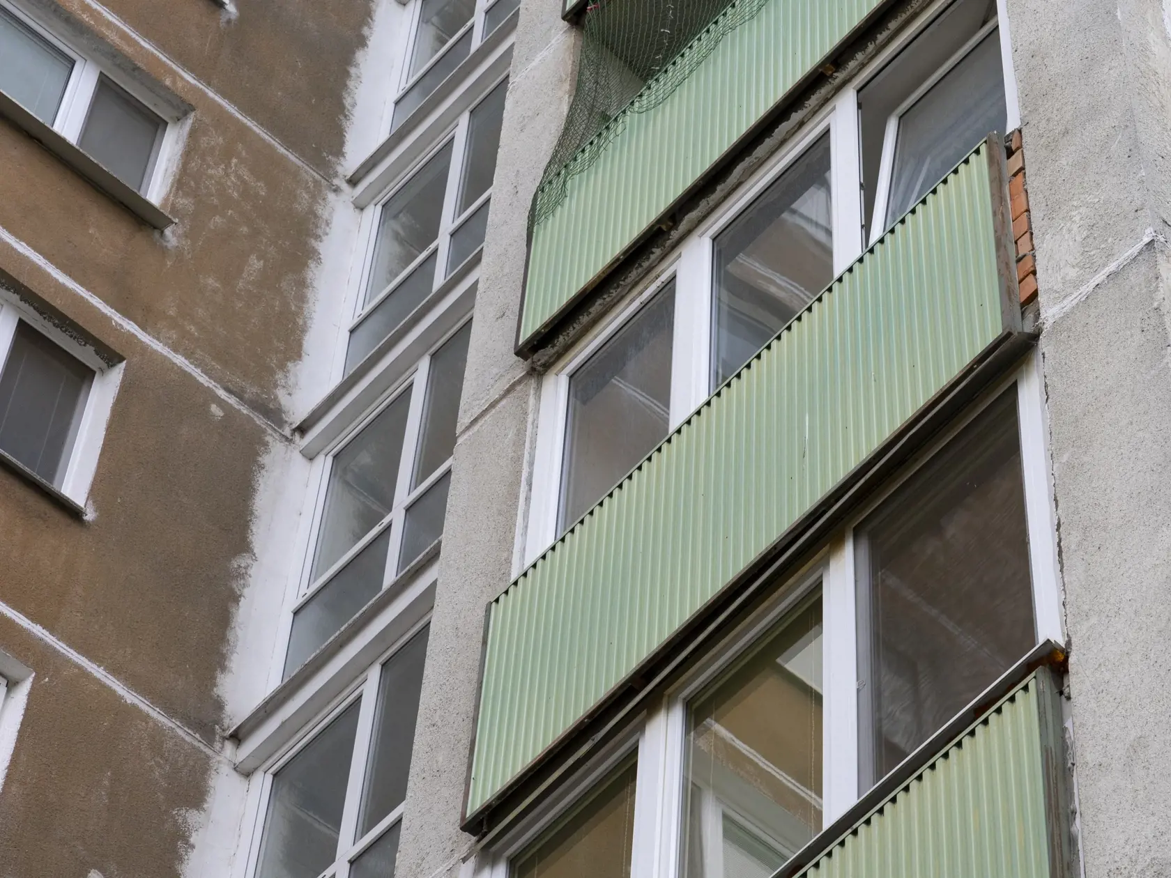 Najkritickejšie sú práve balkóny.