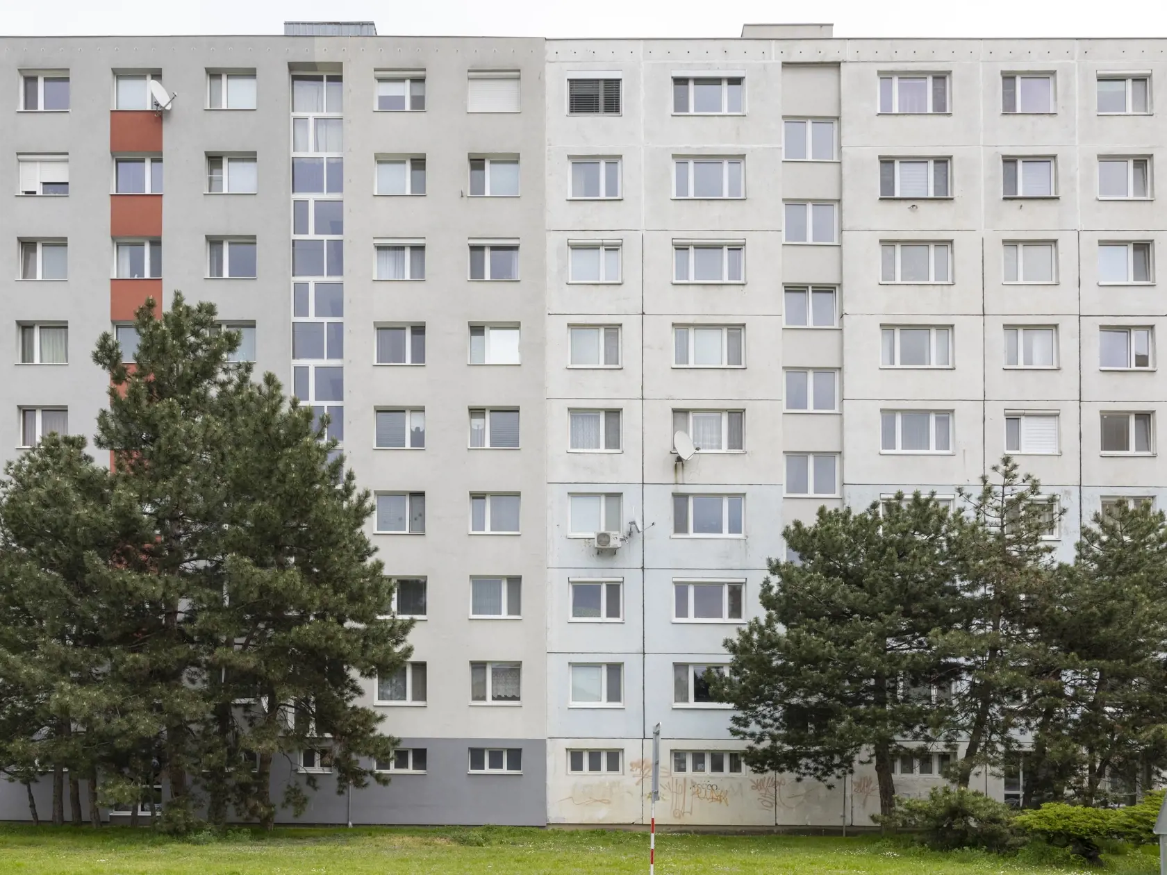 Niektorí ich neznášajú, zvyšok na ne nedá dopustiť. Reč je o menej, či viac obľúbených panelákoch.