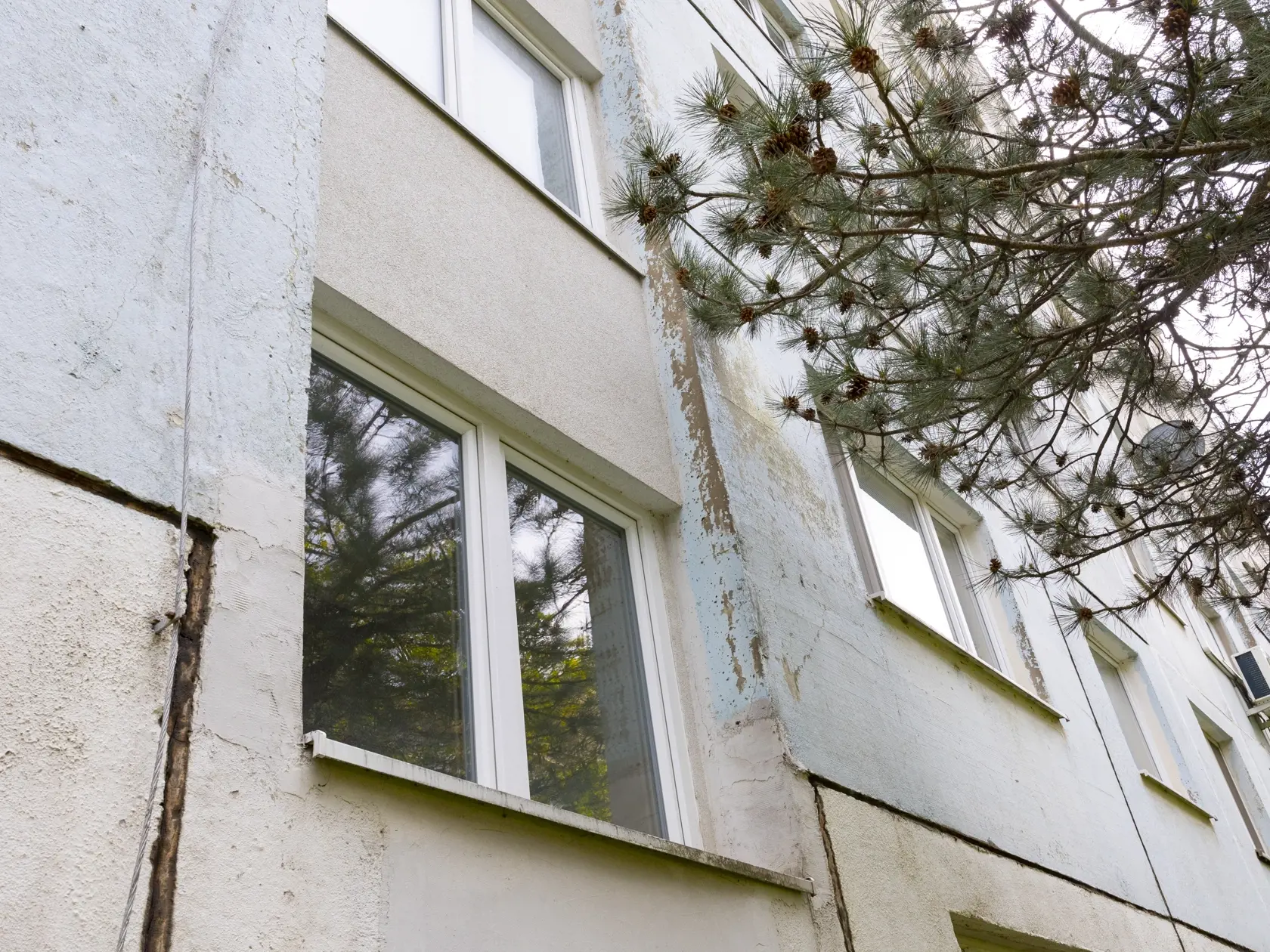 Výplň špár v nezateplenom paneláku je na zaplakanie.