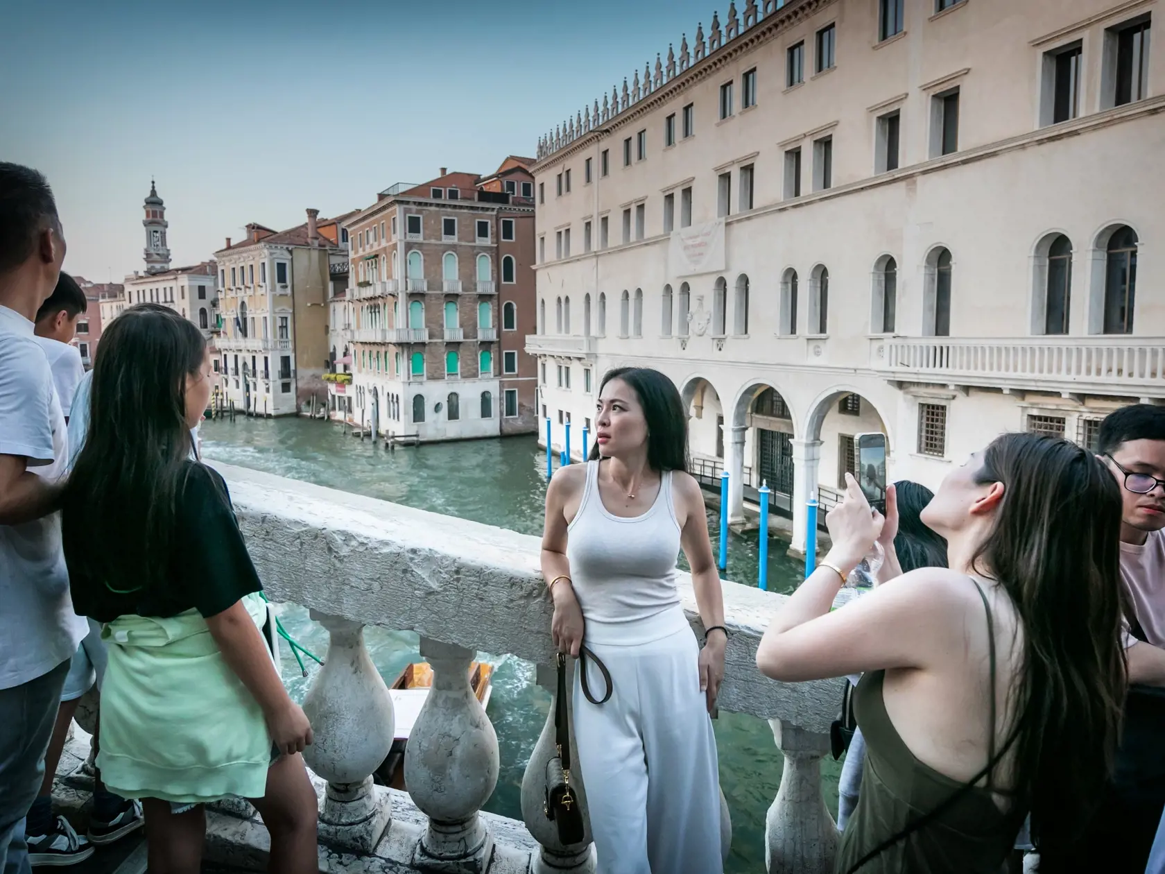 Na snímke fotiaci sa turisti na moste Ponte di Rialto v Benátkach. 