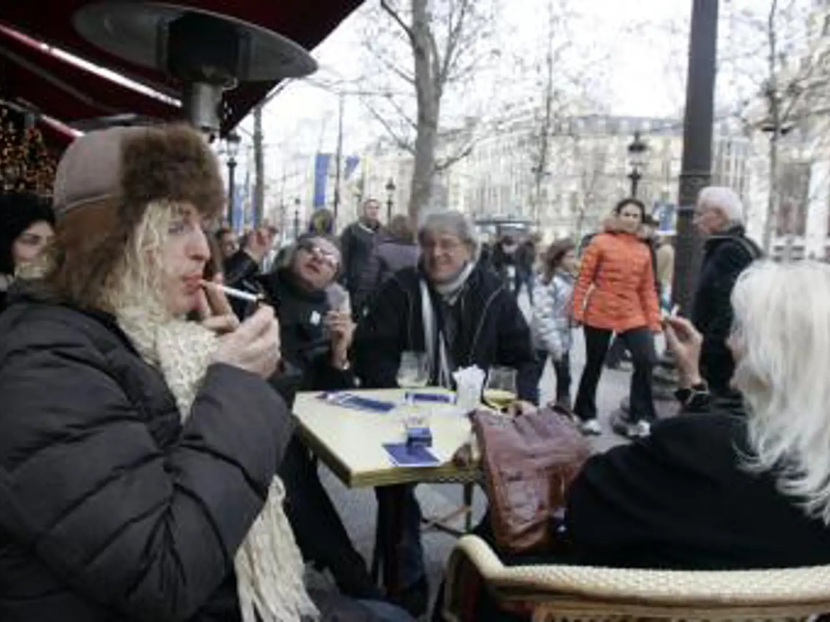 Poslanci tvrdia, že stravníkom na terasách škodí cigaretový dym.