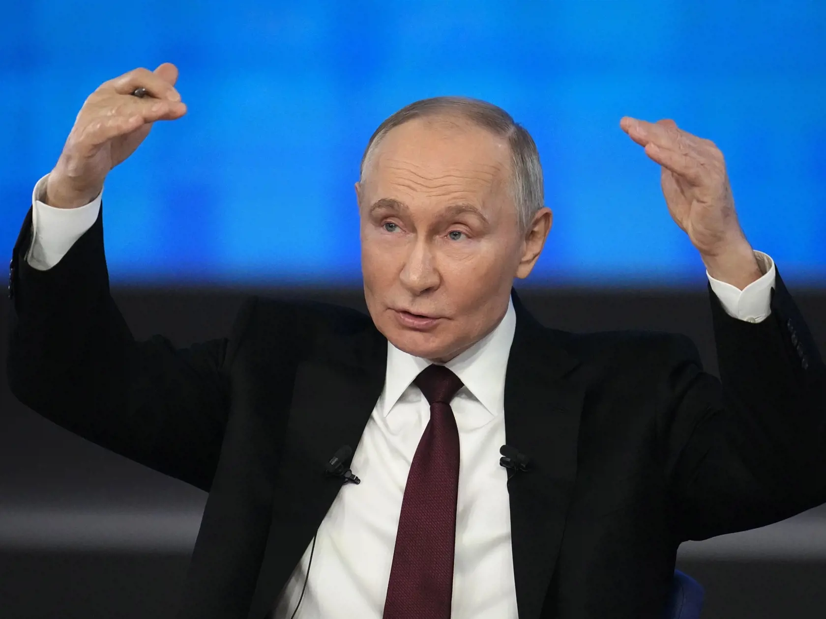 Ruský prezident Vladimir Putin gestikuluje počas výročnej tlačovej konferencie v Moskve 19. decembra 2024.