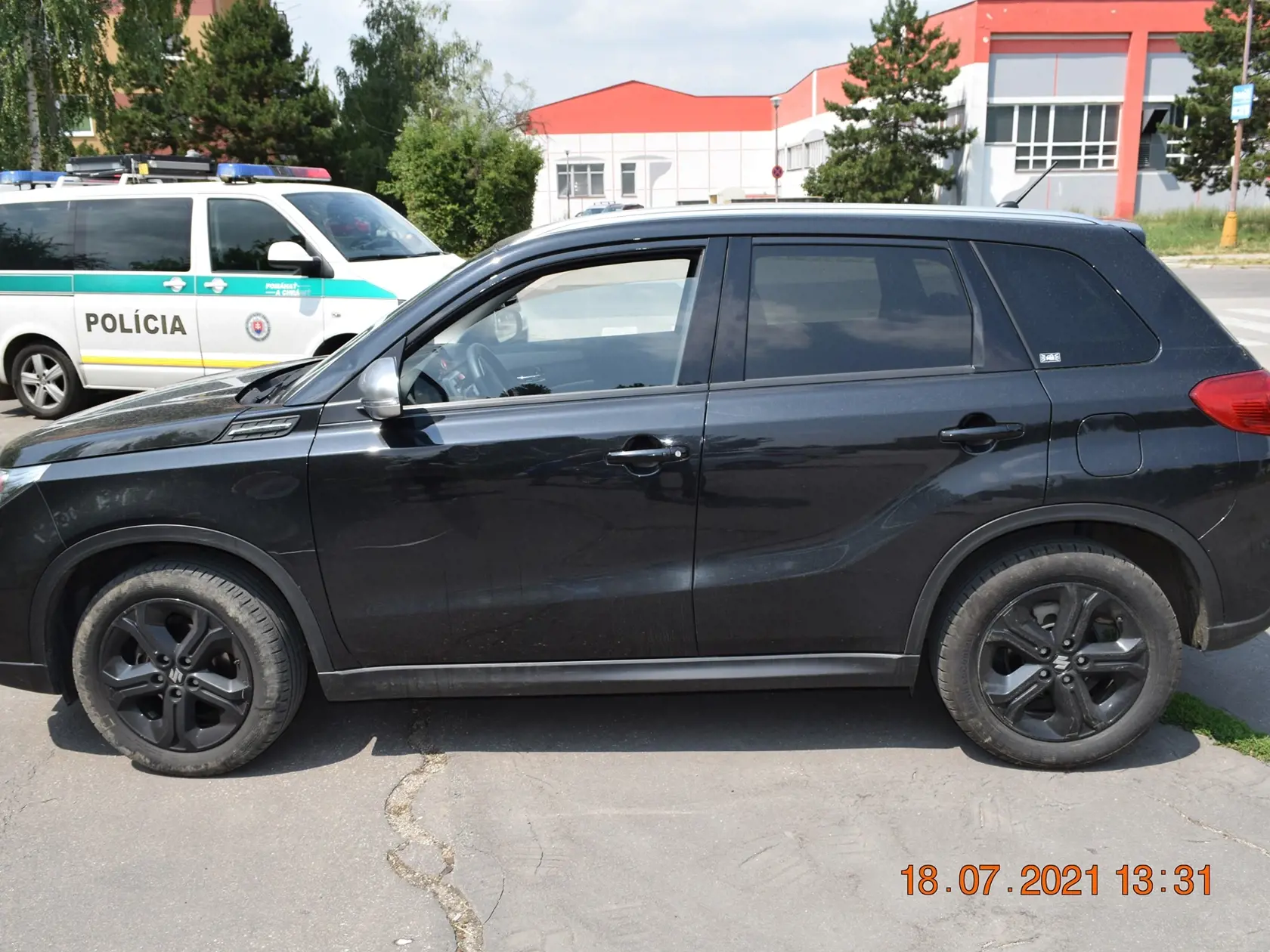 Pri nehode s osobným autom utrpela cyklistka zranenia, polícia žiada svedkov udalosti o pomoc.