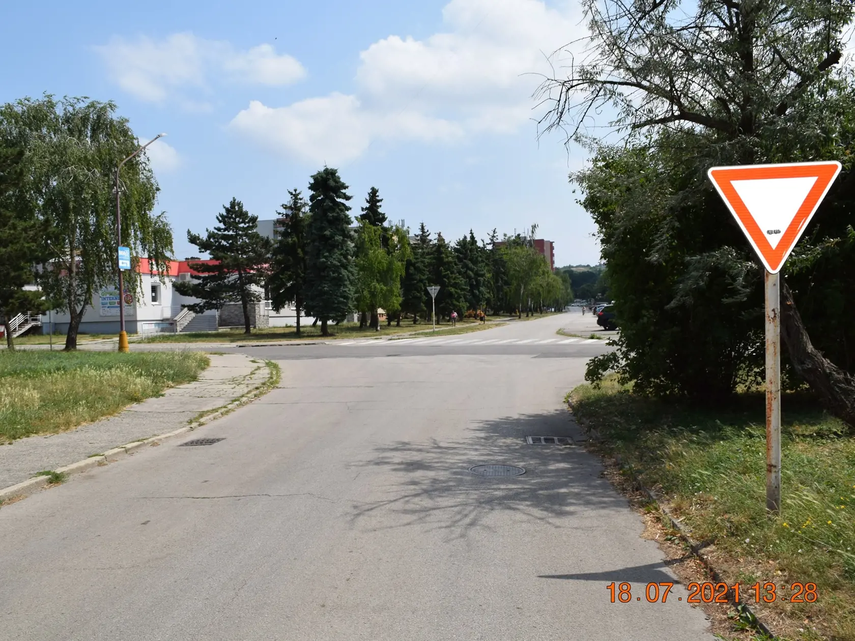 Pri nehode s osobným autom utrpela cyklistka zranenia, polícia žiada svedkov udalosti o pomoc.