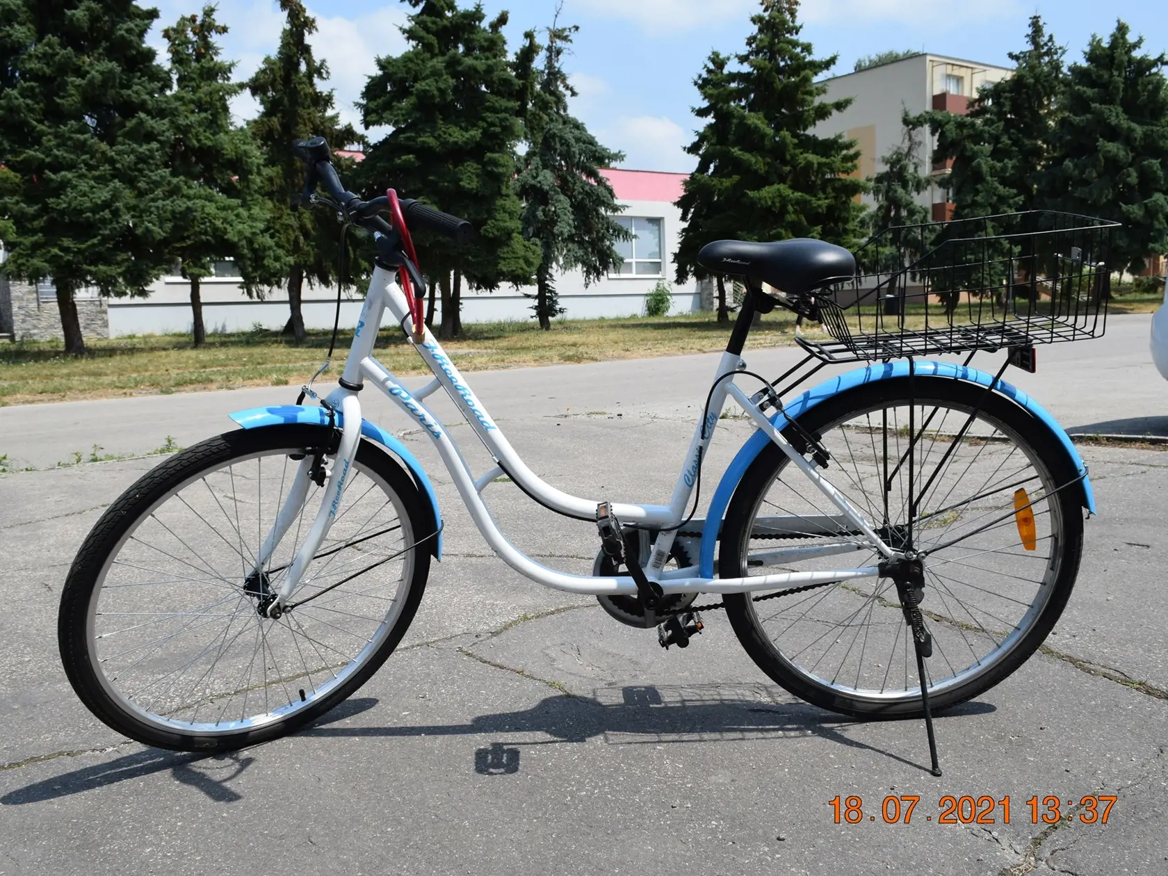 Pri nehode s osobným autom utrpela cyklistka zranenia, polícia žiada svedkov udalosti o pomoc.