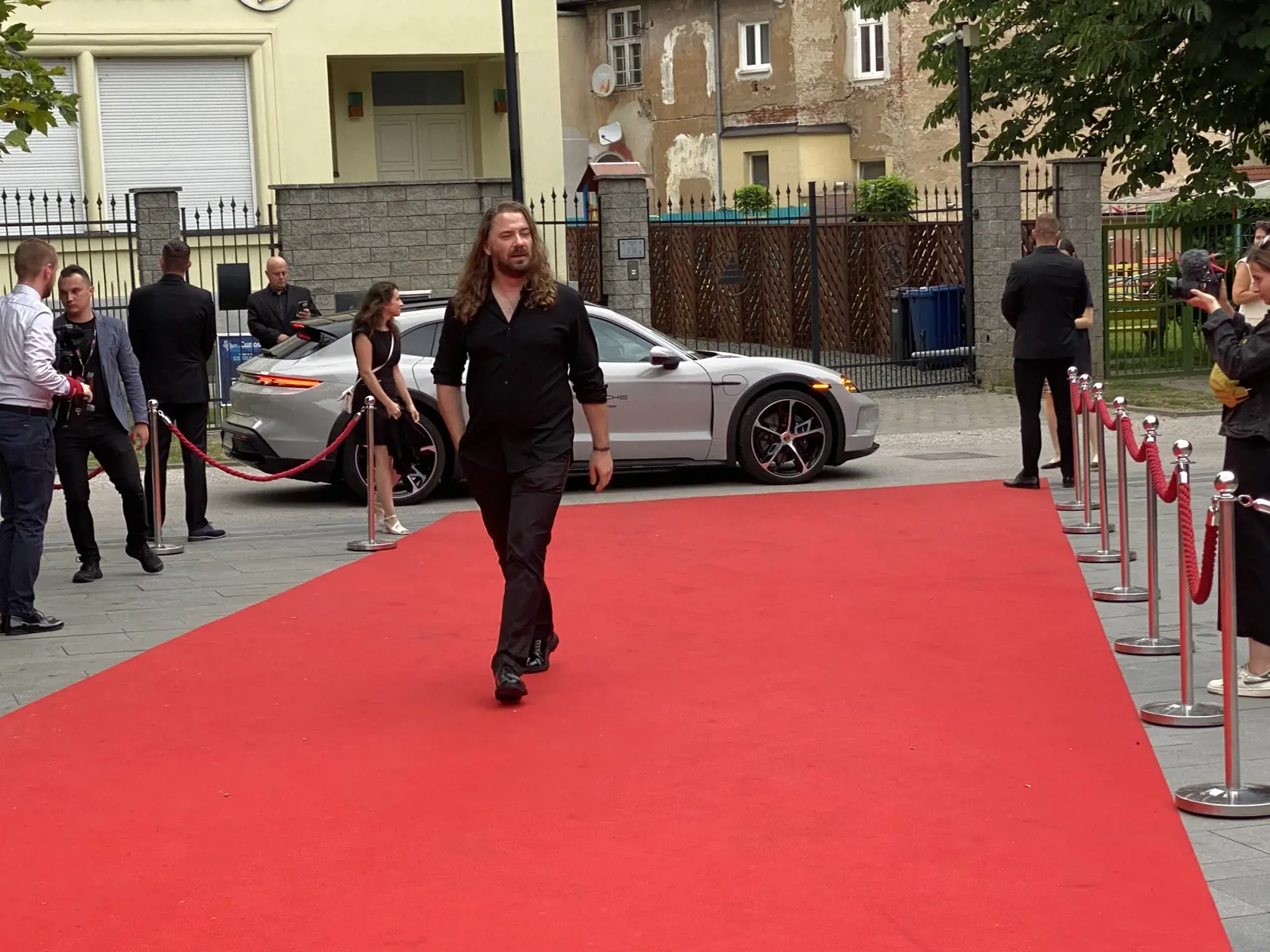 Poľský režisér Klaudiusz Chrostowský bol jedným z ocenených. Príchod hostí na záverečný ceremoniál 30. ročníka medzinárodného festivalu Art Film Košice, na ktorom odovzdali ceny držiteľom honorárnych ocenení - Sergejovi Loznicovi, Antónii Liškovej a Marošovi Kramárovi a vyhlásili víťazov jednotlivých súťaží.