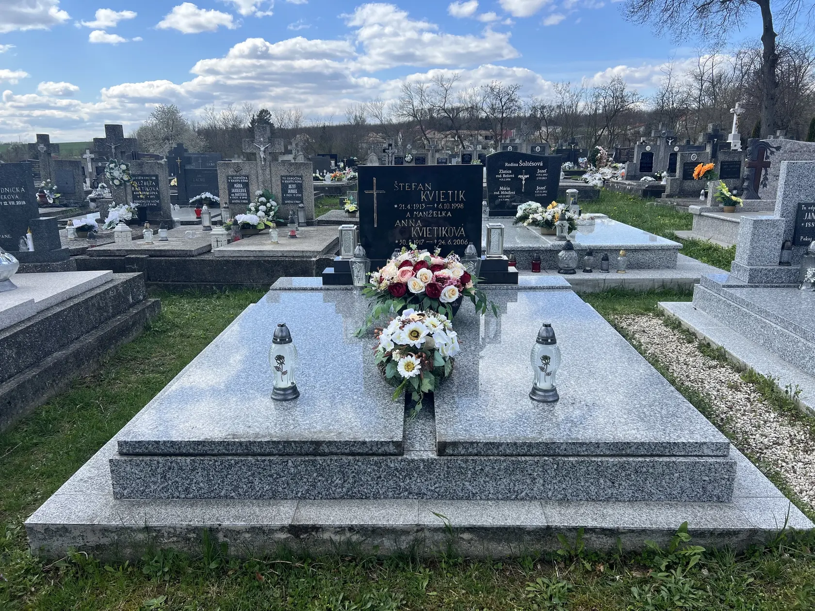 Hrob rodičov Štefana Kvietika na miestnom cintoríne.