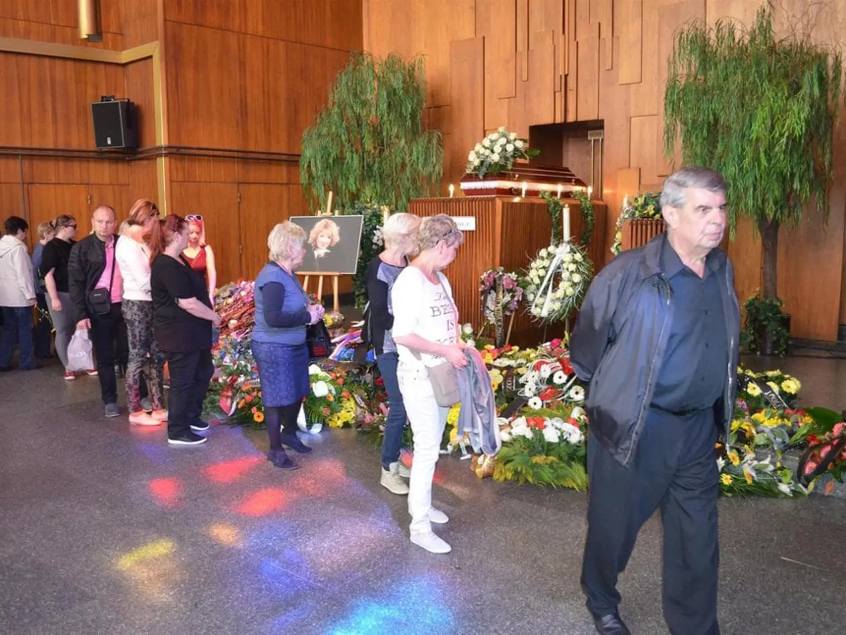 Věra Špinarová (+ 65)