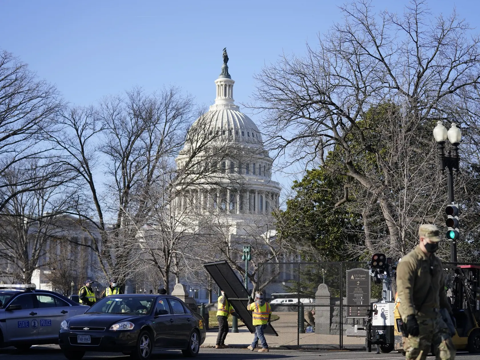 KK1 Washington - Zamestnanci inštalujú plot okolo budovy Kapitolu 7. januára 2021 vo Washingtone. Okolo budovy Kapitolu, sídla amerického Kongresu vo Washingtone, stavali vo štvrtok dva metre vysoký plot. Opatrenie je reakciou na násilnosti z predchádzajúceho dňa, keď dav ľudí vtrhol do tejto budovy v čase, keď v nej obe komory Kongresu na spoločnom zasadnutí mali potvrdiť víťazstvo Joea Bidena v prezidentských voľbách z 3. novembra. FOTO TASR/AP
Workers install no-scale fencing around the U.S.