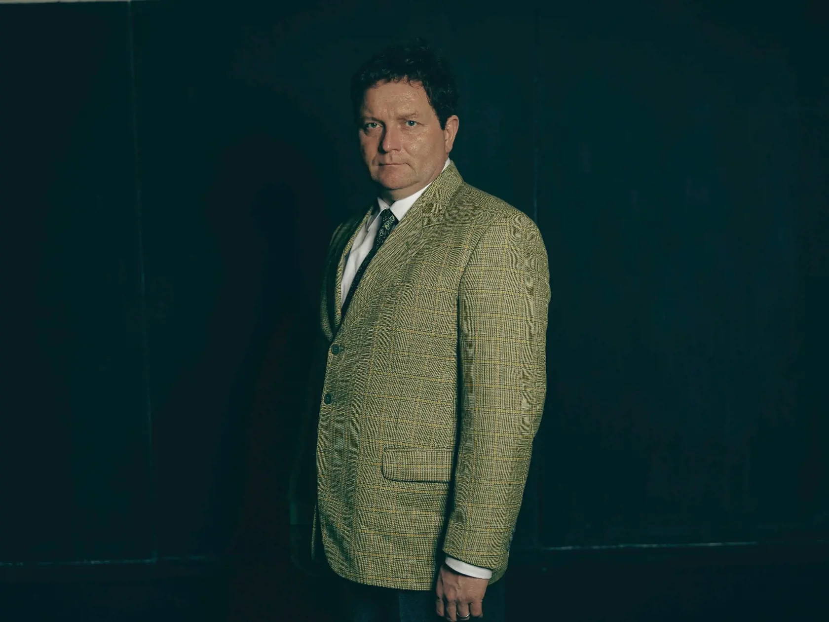 Gregor Hološka si vo filme o niekdajšom bosovi Mikulášovi Černákovi prešiel výraznou premenou. Predstavil sa v úplne inej hereckej polohe.