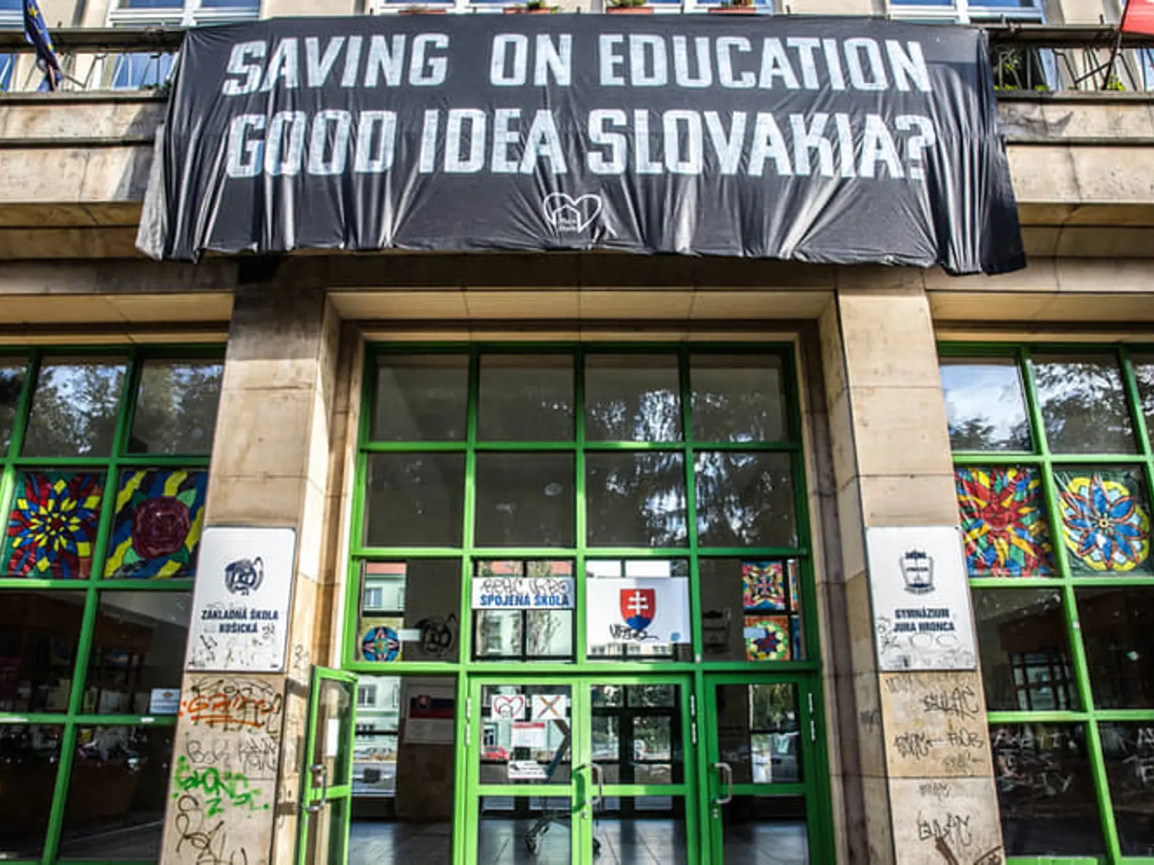 Nespokojní učitelia žiadajú, aby vláda i parlament legislatívnymi opatreniami zabezpečili zvýšenie tarifných platov všetkých pedagogických a odborných zamestnancov v regionálnom školstve o 140 eur v tomto roku a o 90 eur od začiatku roka 2017.