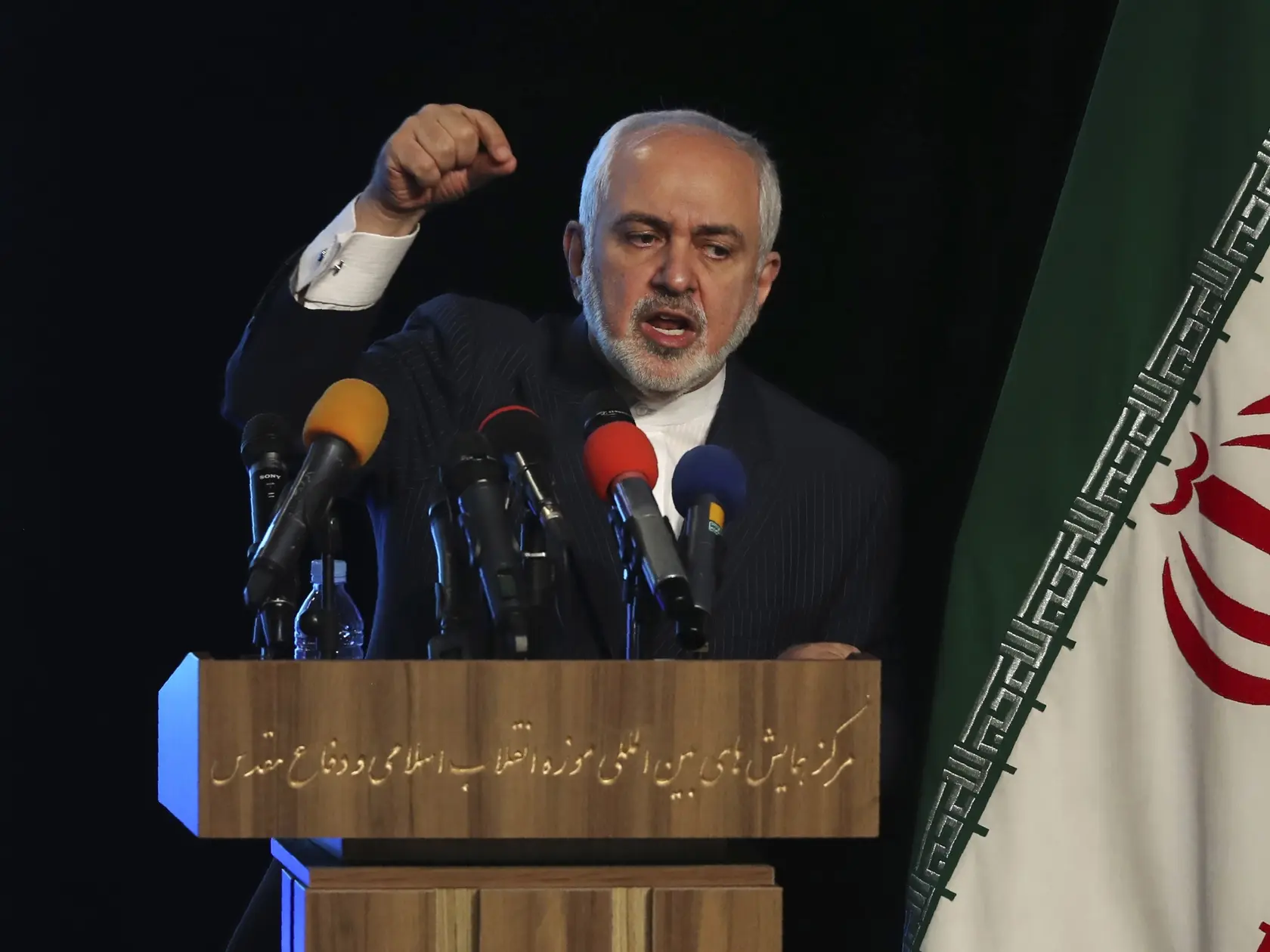 WA 17 archív Teherán - Na archívnej snímke z 23. februára 2021 vtedajší iránsky šéf diplomacie Muhammad Džavád Zaríf gestikuluje na tlačovej konferencii v Teheráne. Krátko po tom, čo iránsky parlament v nedeľu 2. marca 2025 zbavil funkcie ministra hospodárstva a financií Abdolnásera Hemmatího, oznámil svoju rezignáciu aj vplyvný viceprezident Muhammad Džavád Zaríf, uviedla iránska štátna tlačová agentúra IRNA. FOTO TASR/AP  


FILE â€” Iranian Foreign Minister Mohammad Javad Zarif speaks during a conference in Tehran, Iran, Feb. 23, 2021. (AP Photo/Vahid Salemi, File)