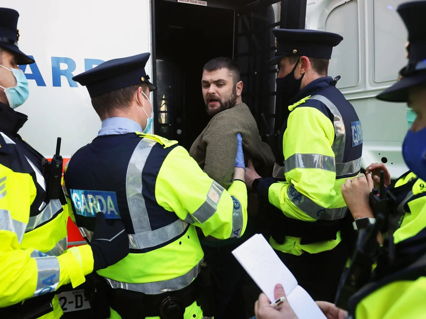 Na protestoch proti lockdownu v írskom Dubline zatkli 16 osôb.