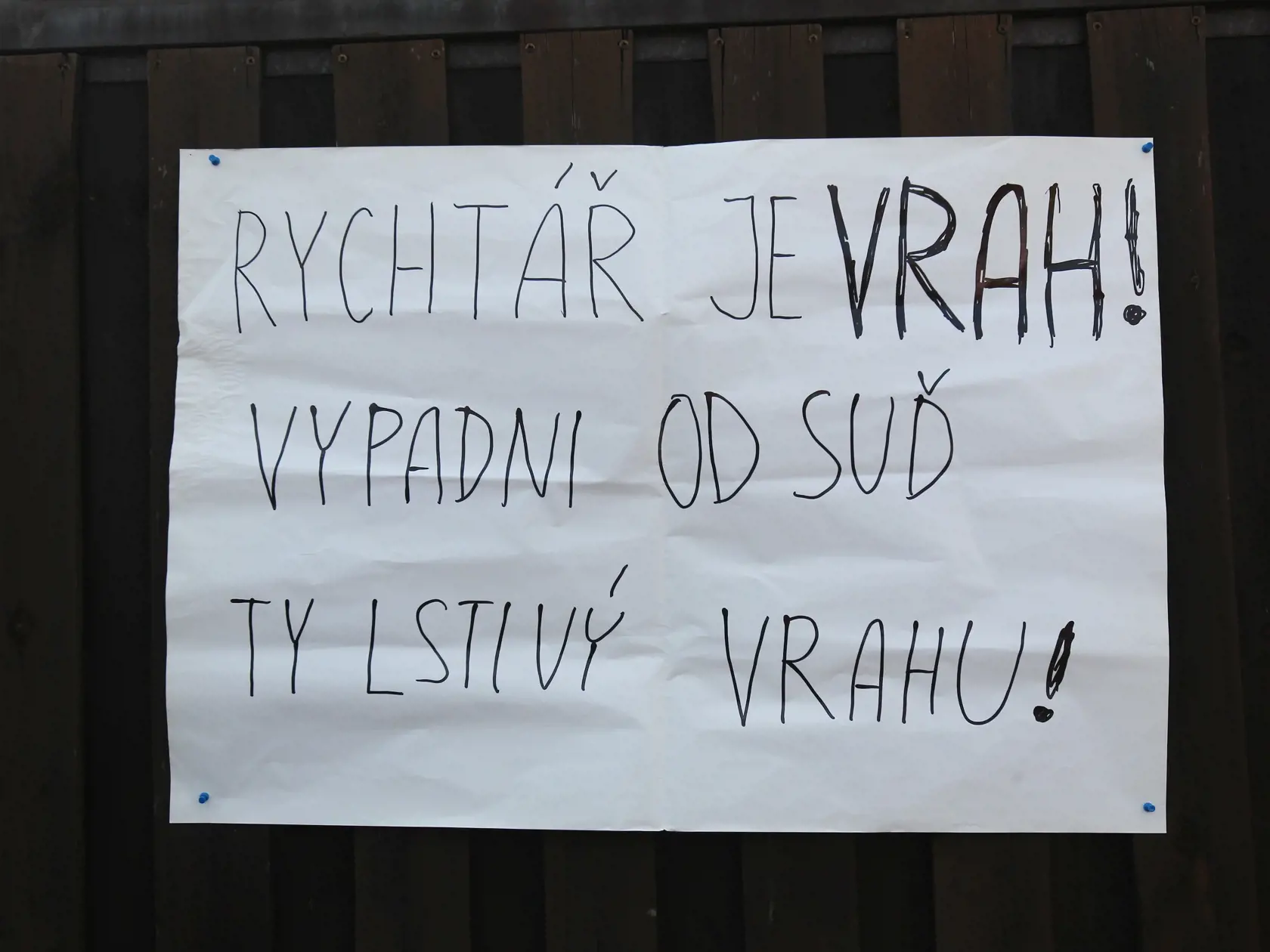 Iba deň po tragickej smrti Ivety Bartošovej (†48) sa pred jej domom strhla drsná bitka. Pobili sa Josef Rychtář a Zdeněk Macura. Toto mu vtedy Macura nalepil na plot.