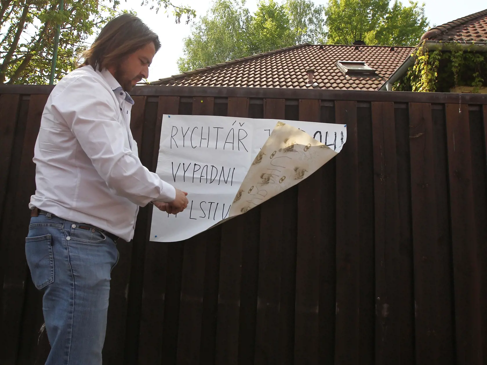 Iba deň po tragickej smrti Ivety Bartošovej (†48) sa pred jej domom strhla drsná bitka. Pobili sa Josef Rychtář a Zdeněk Macura.