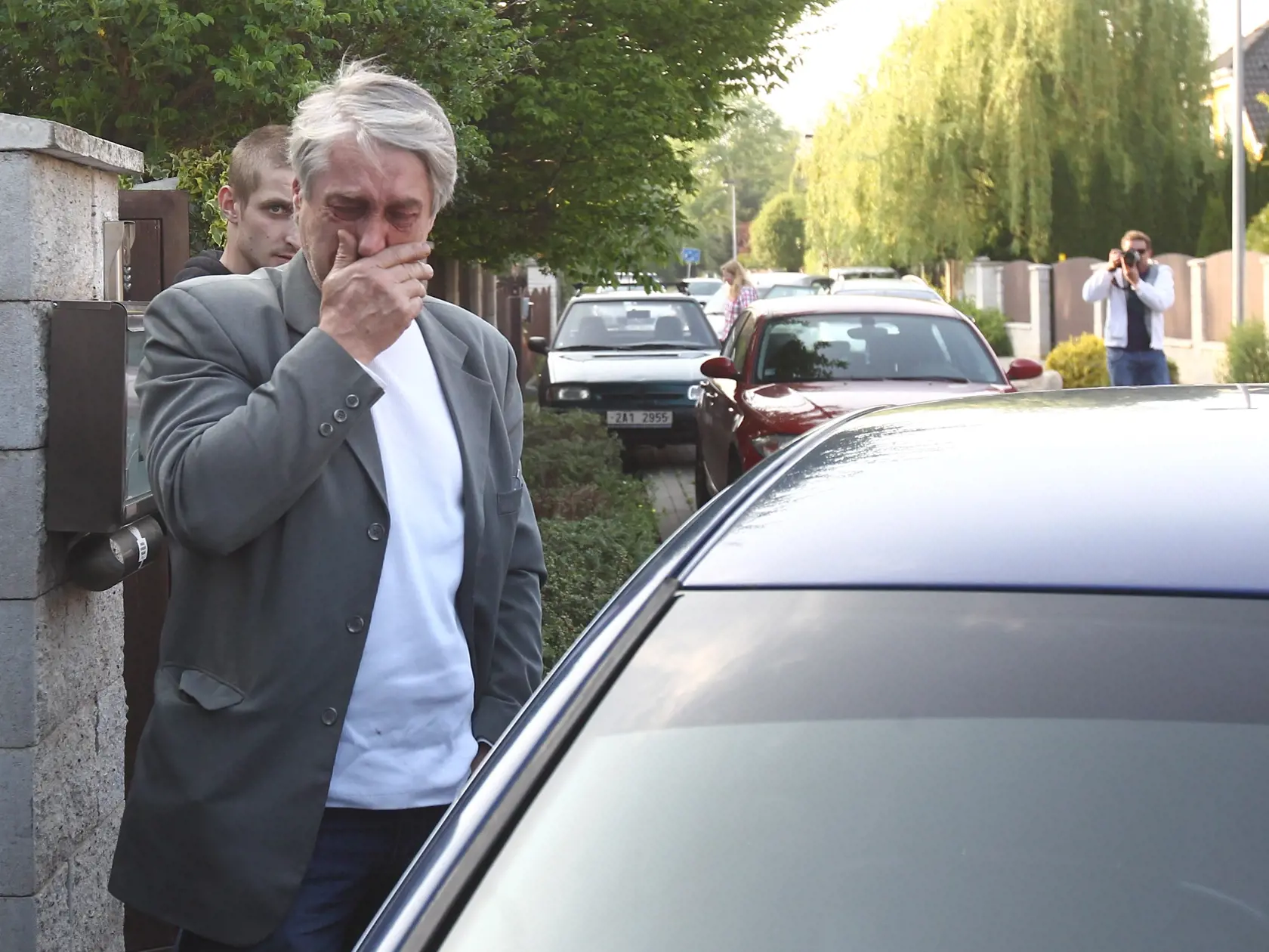 Iba deň po tragickej smrti Ivety Bartošovej (†48) sa pred jej domom strhla drsná bitka. Pobili sa Josef Rychtář a Zdeněk Macura.