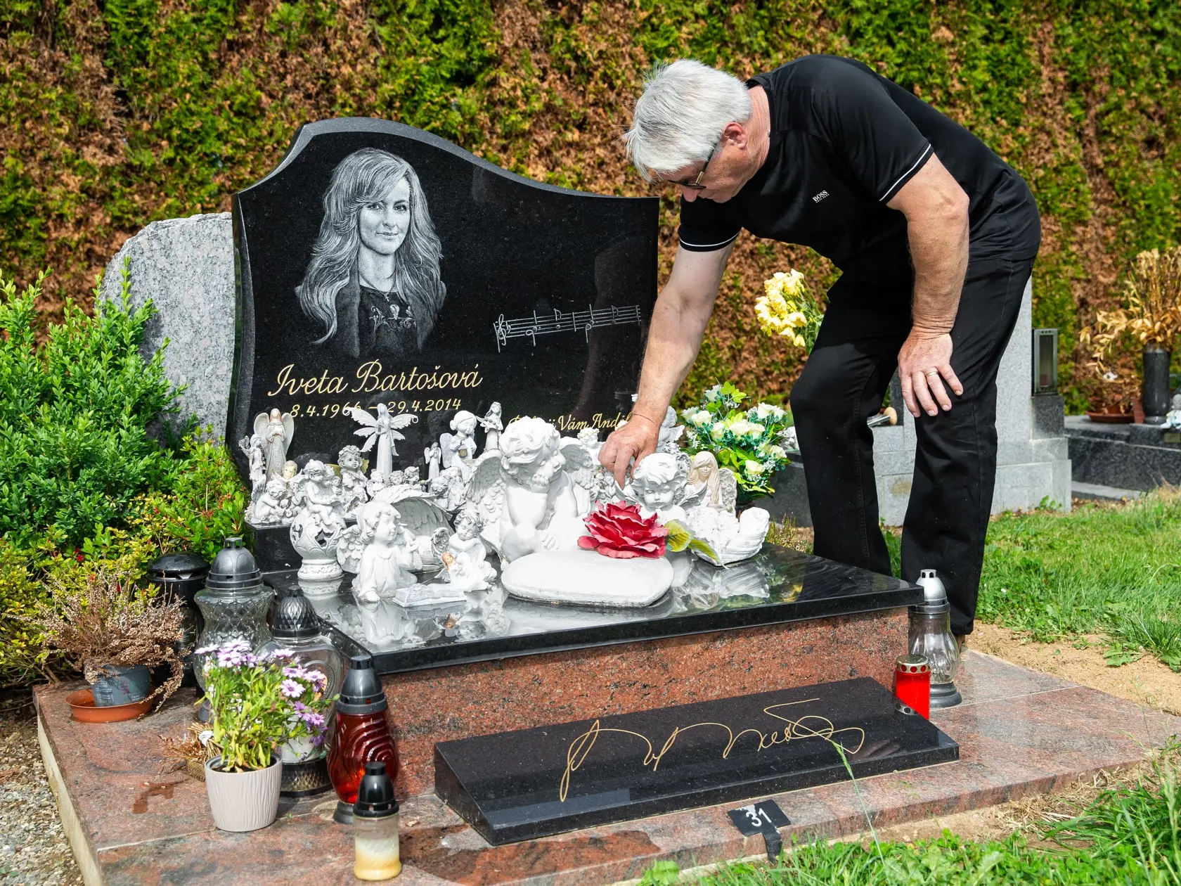 Symbolický pomník Ivety Bartošovej na cintoríne v Prahe. Na snímke Jozef Rychtář.
