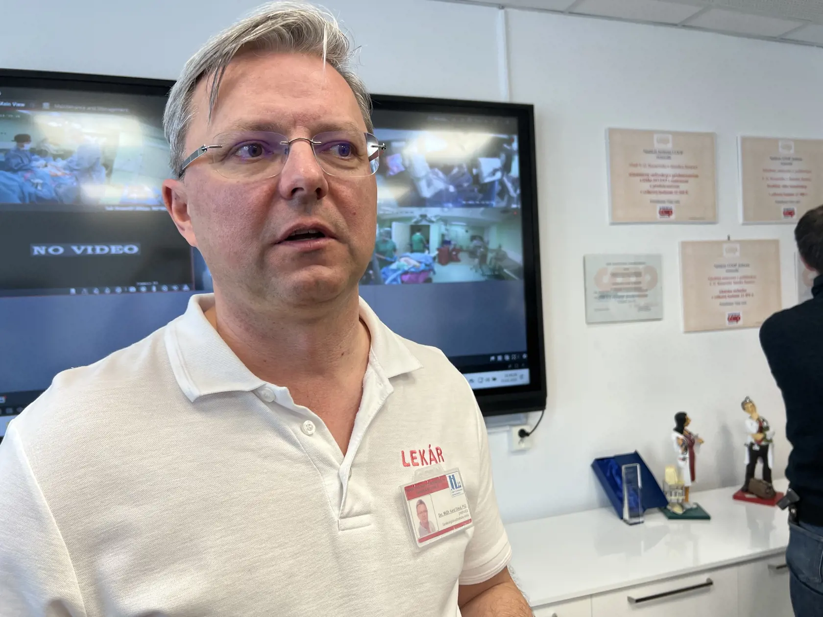 Robotická chirurgia prináša pacientom významné výhody – menšiu invazívnosť, kratšiu dobu hospitalizácie a rýchlejšiu rekonvalescenciu. Potvrdzuje to aj prednosta gynekologicko-pôrodníckej kliniky Karol Dókuš.