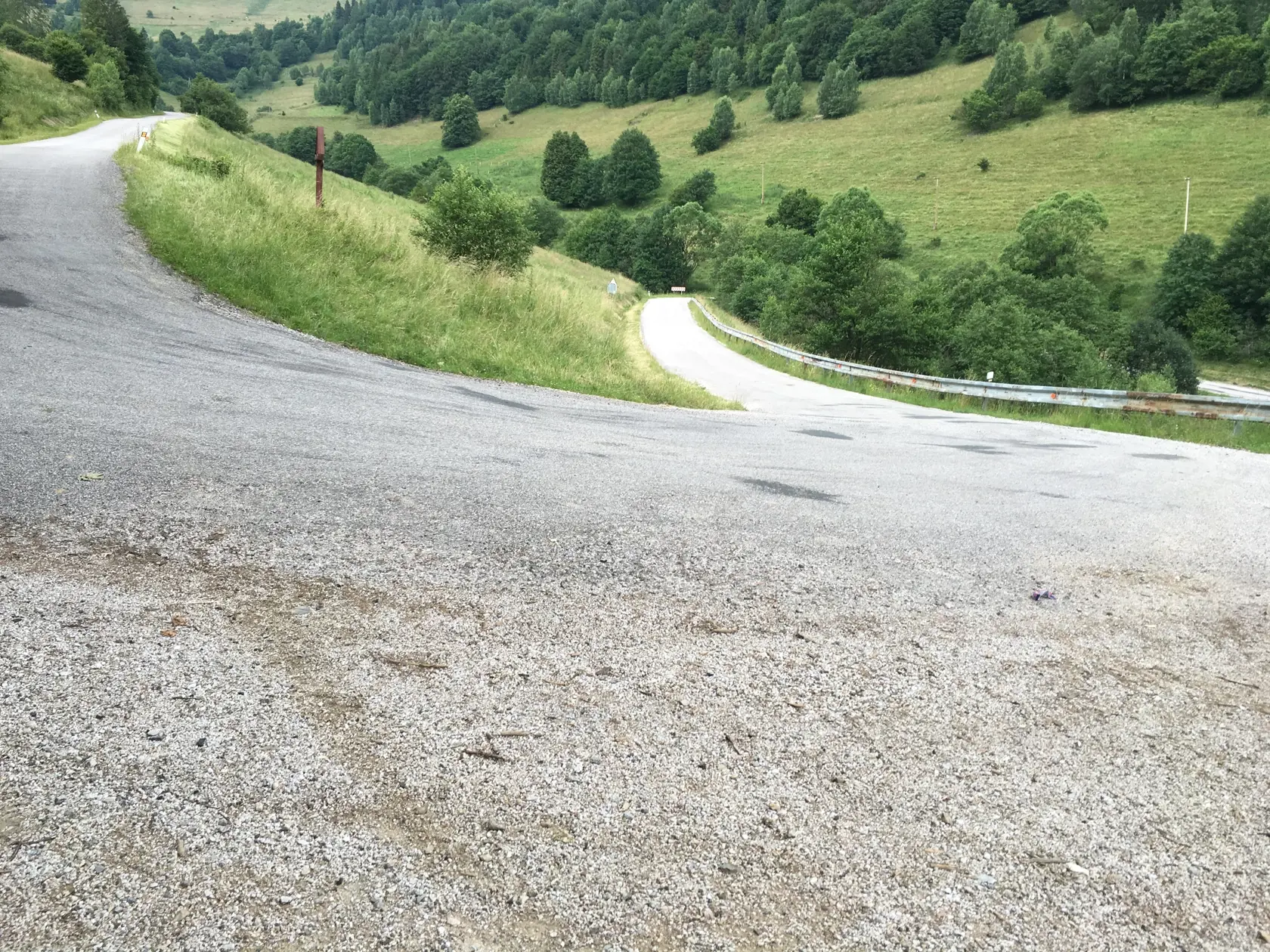 Nebezpečná zákruta v ktorej sa pokazil autobus.