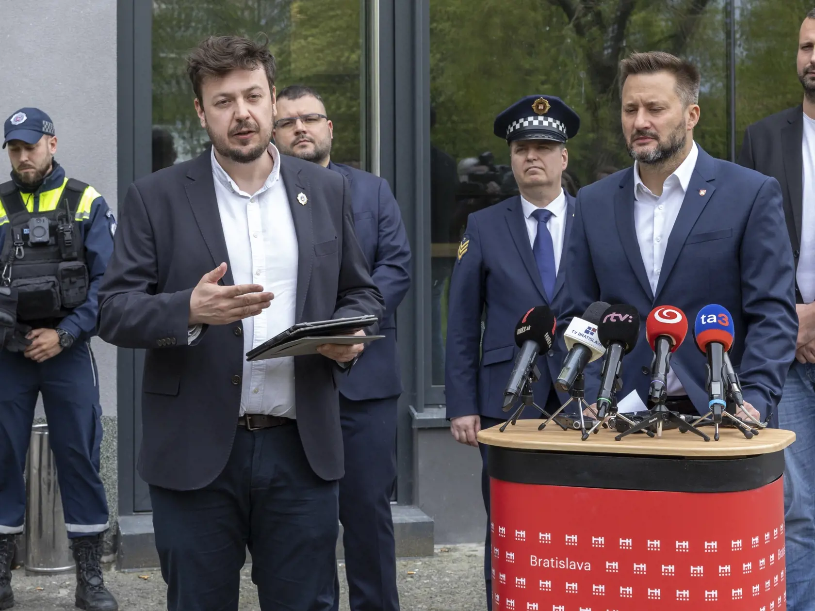 Mestská polícia v Bratislave predstavila takzvané telové kamery, ktoré členom polície majú byť nápomocné pri objektívnom posudzovaní zásahu v teréne.