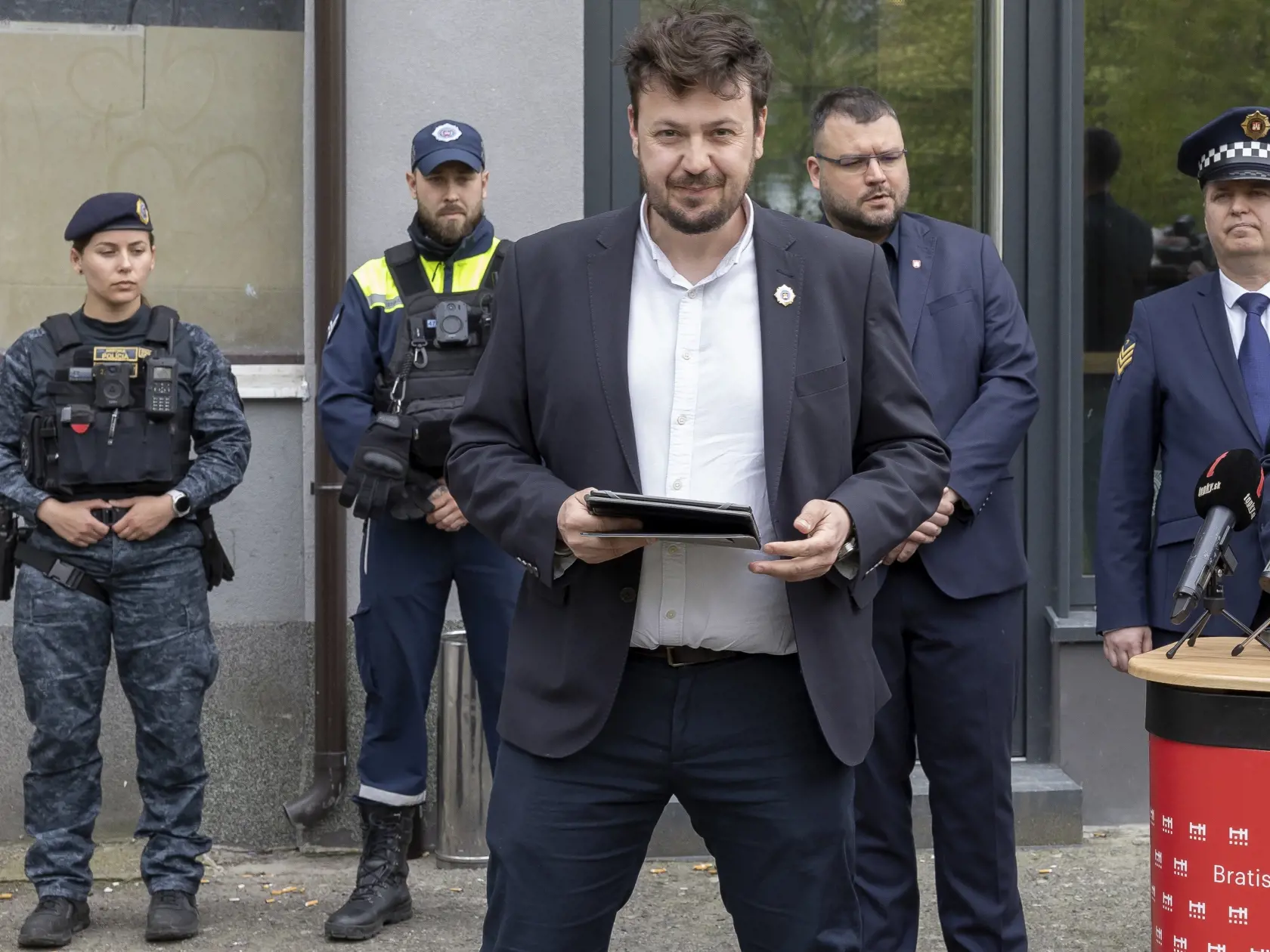 Mestská polícia v Bratislave predstavila takzvané telové kamery, ktoré členom polície majú byť nápomocné pri objektívnom posudzovaní zásahu v teréne.