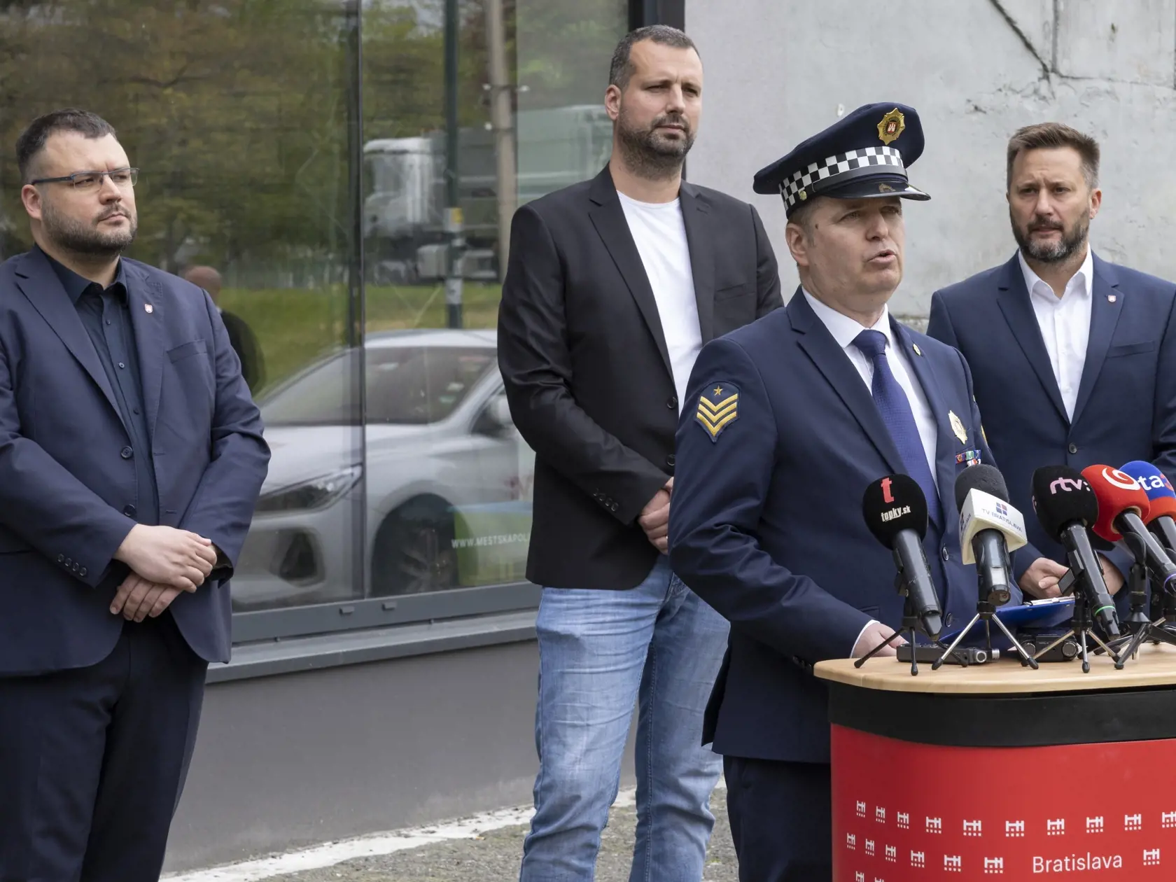 Mestská polícia v Bratislave predstavila takzvané telové kamery, ktoré členom polície majú byť nápomocné pri objektívnom posudzovaní zásahu v teréne.
