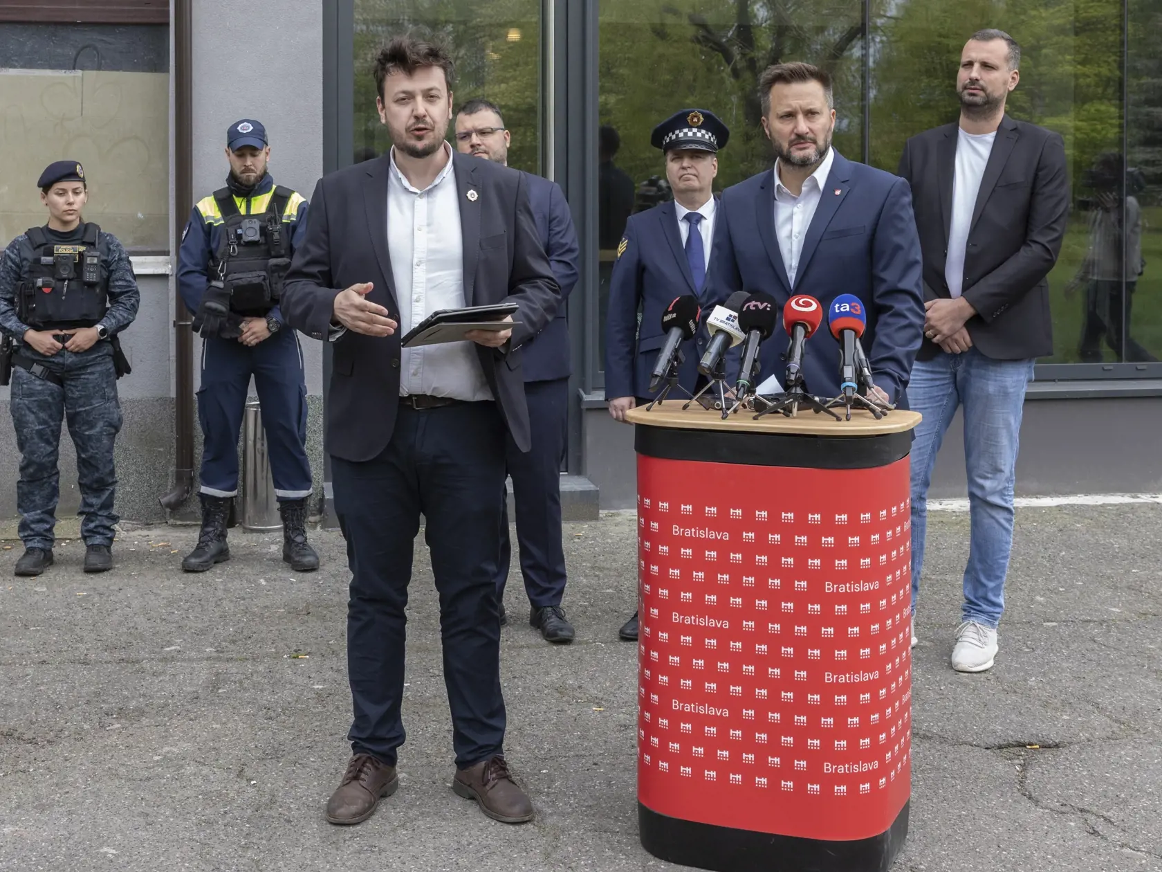 Mestská polícia v Bratislave predstavila takzvané telové kamery, ktoré členom polície majú byť nápomocné pri objektívnom posudzovaní zásahu v teréne.