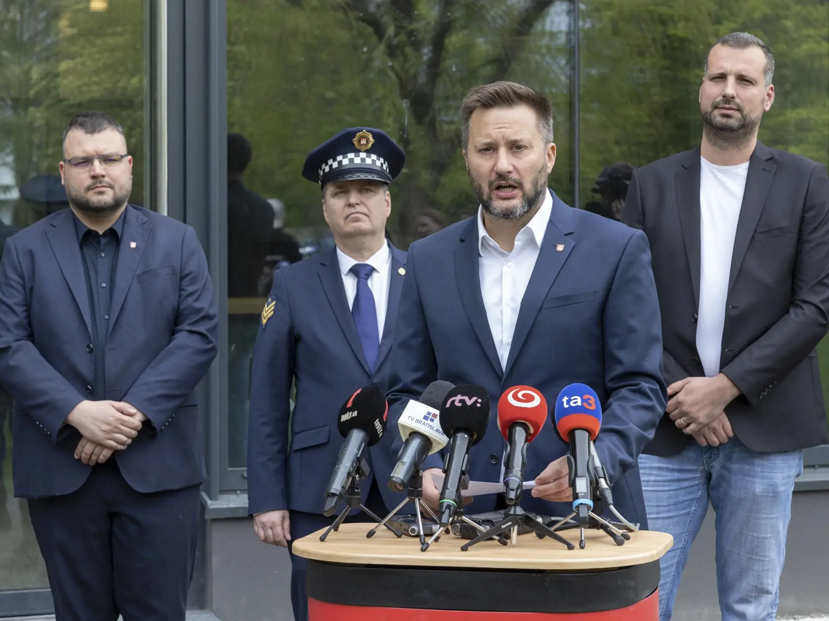 Mestská polícia v Bratislave predstavila takzvané telové kamery, ktoré členom polície majú byť nápomocné pri objektívnom posudzovaní zásahu v teréne.