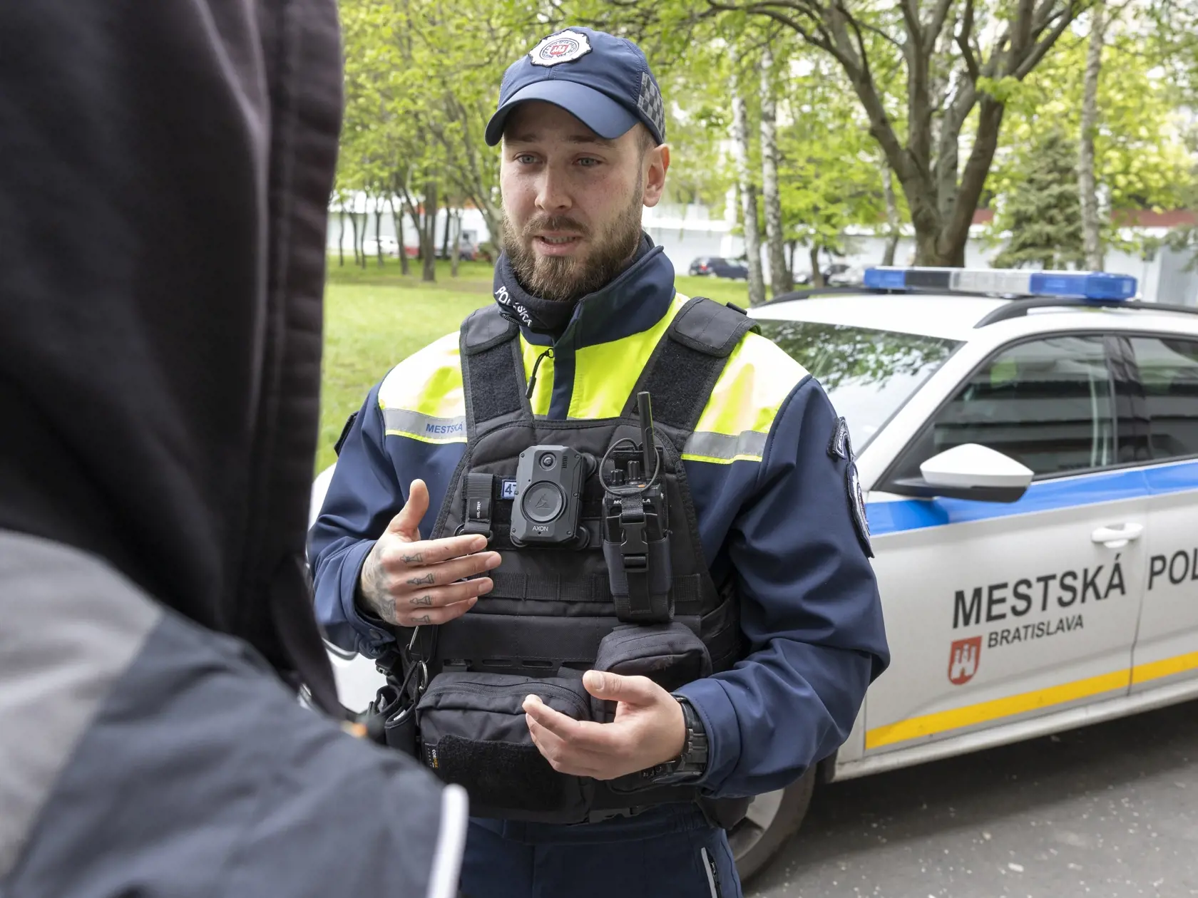 Mestská polícia v Bratislave predstavila takzvané telové kamery, ktoré členom polície majú byť nápomocné pri objektívnom posudzovaní zásahu v teréne.