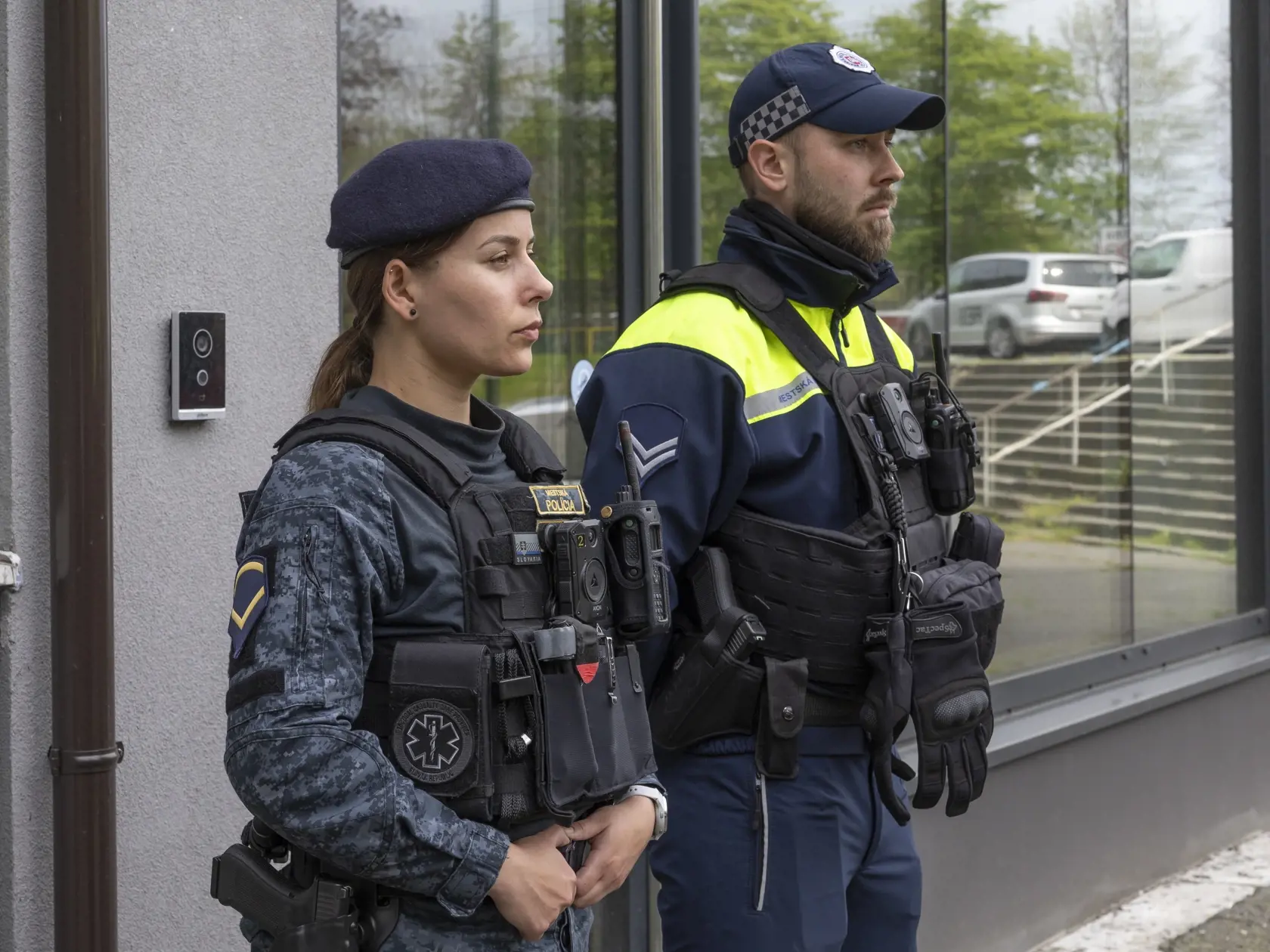 Mestská polícia v Bratislave predstavila takzvané telové kamery, ktoré členom polície majú byť nápomocné pri objektívnom posudzovaní zásahu v teréne.