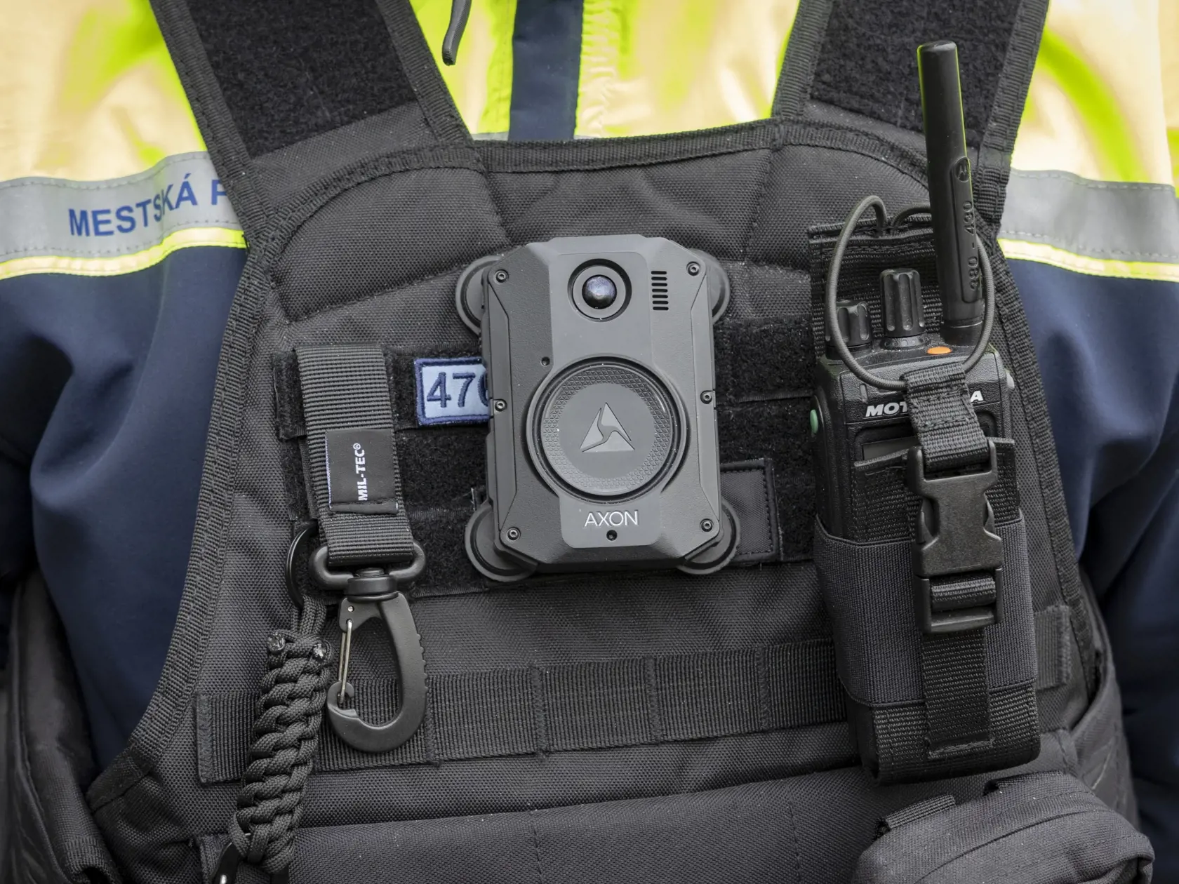 Mestská polícia v Bratislave predstavila takzvané telové kamery, ktoré členom polície majú byť nápomocné pri objektívnom posudzovaní zásahu v teréne.