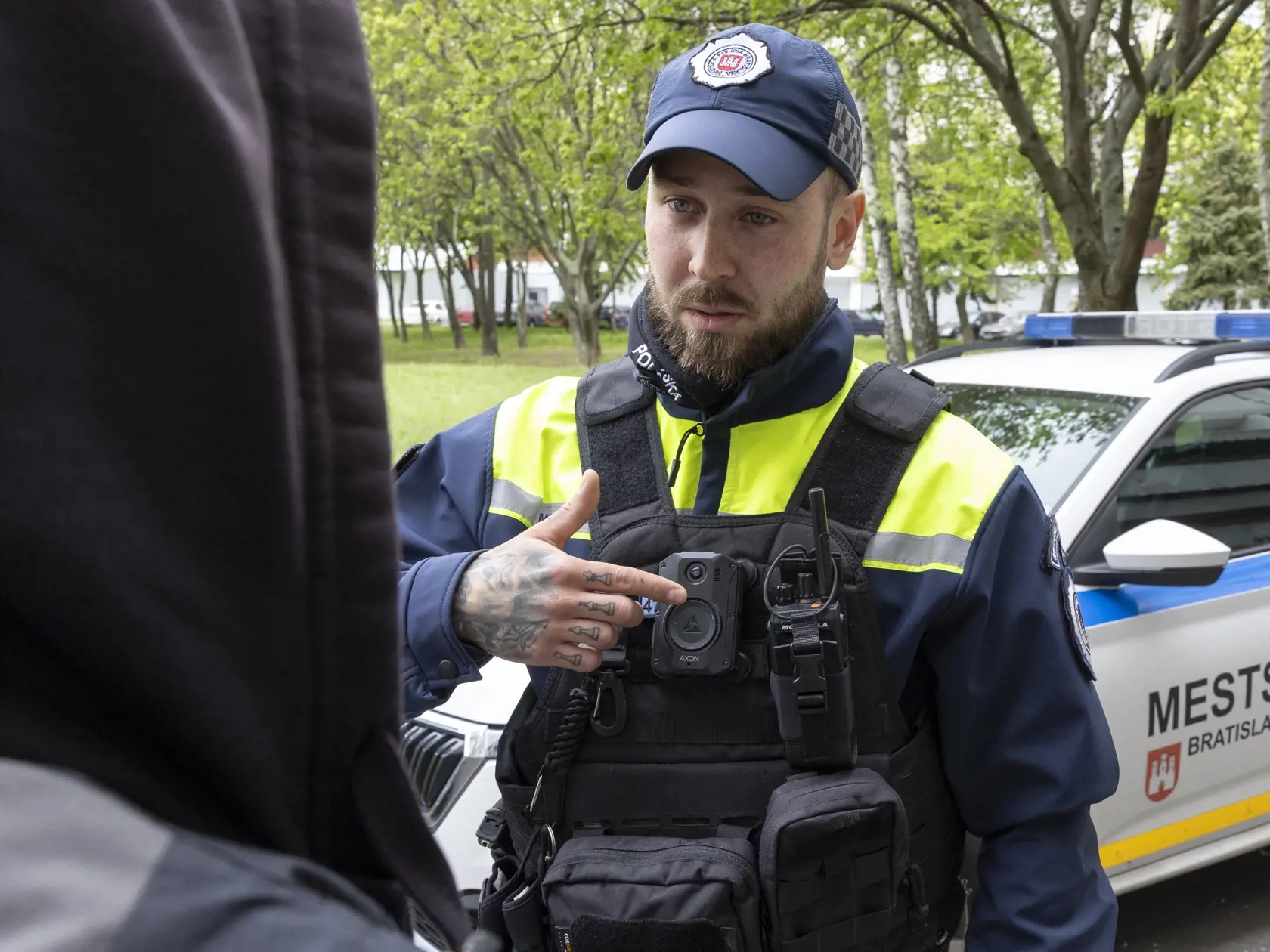 Mestská polícia v Bratislave predstavila takzvané telové kamery, ktoré členom polície majú byť nápomocné pri objektívnom posudzovaní zásahu v teréne.