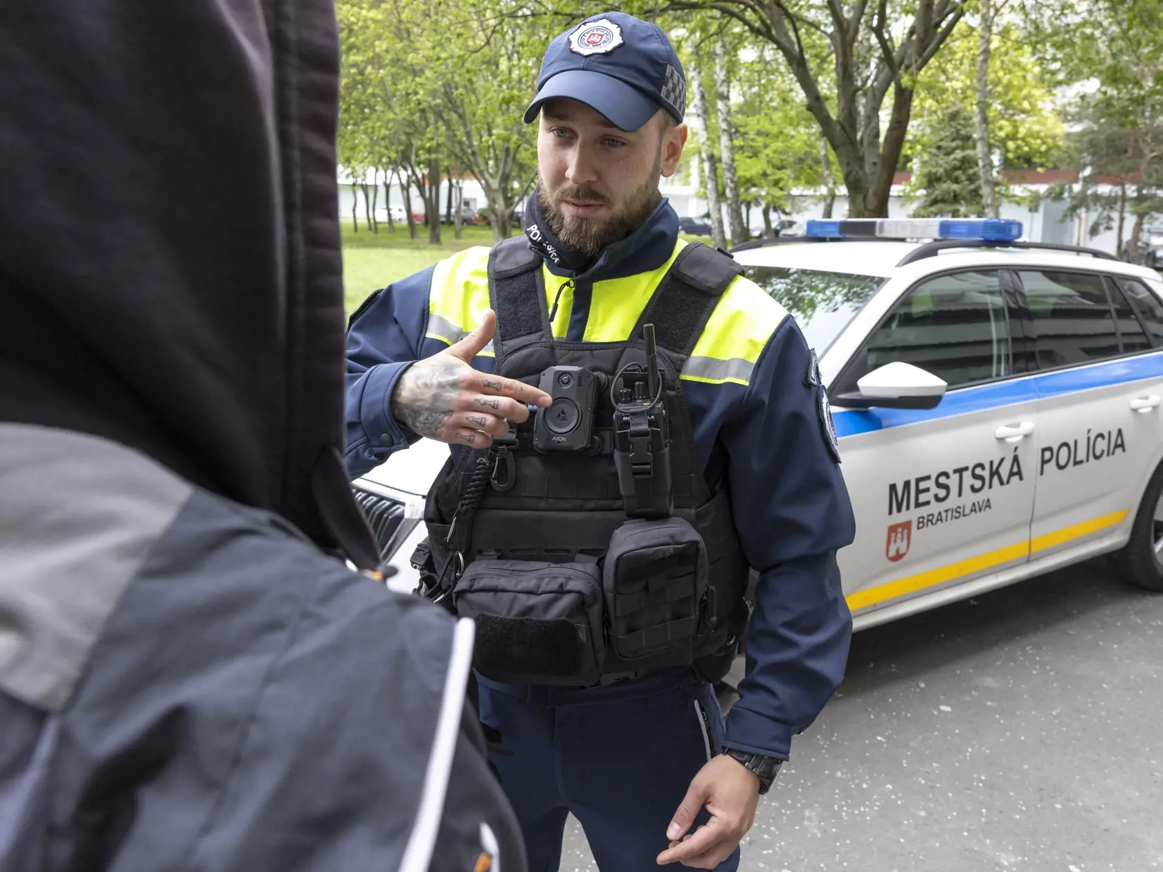 Mestská polícia v Bratislave predstavila takzvané telové kamery, ktoré členom polície majú byť nápomocné pri objektívnom posudzovaní zásahu v teréne.