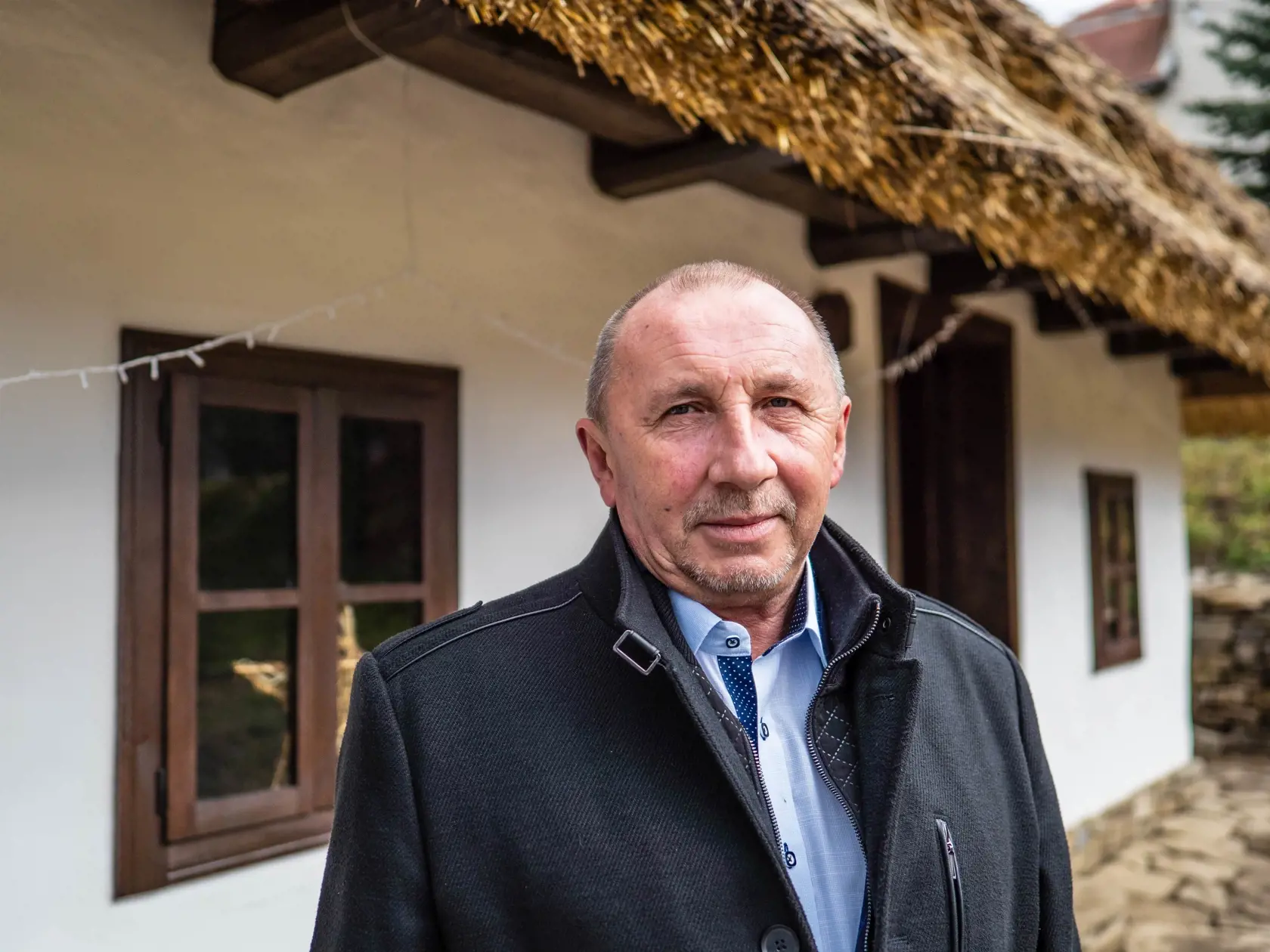 Hoci jej futuristický vzhľad kontrastuje s tradičnou architektúrou, starosta obce Vasiľ Dinič ju považuje za praktické riešenie.