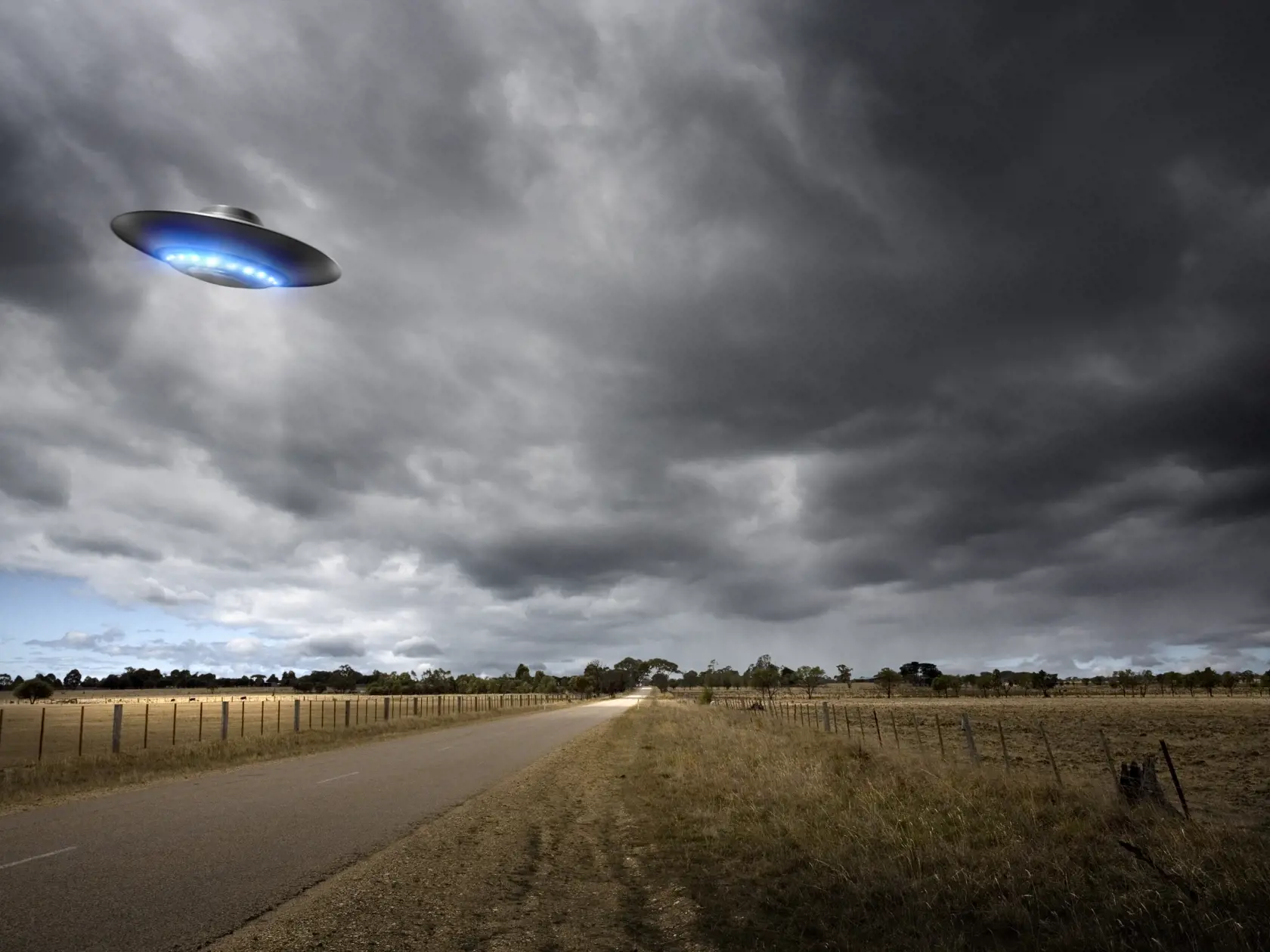 V poslednej dobe bolo mnoho špekulácií a kontroverzií ohľadom UFO, najmä potom, čo americké ministerstvo obrany v roku 2020 uvoľnilo niekoľko videí, ktoré údajne ukazujú neznáme lietajúce objekty (UAP). Tieto zábery boli zachytené z lietadiel amerického námorníctva a vyvolali mnoho otázok ohľadom pôvodu a povahy týchto objektov.