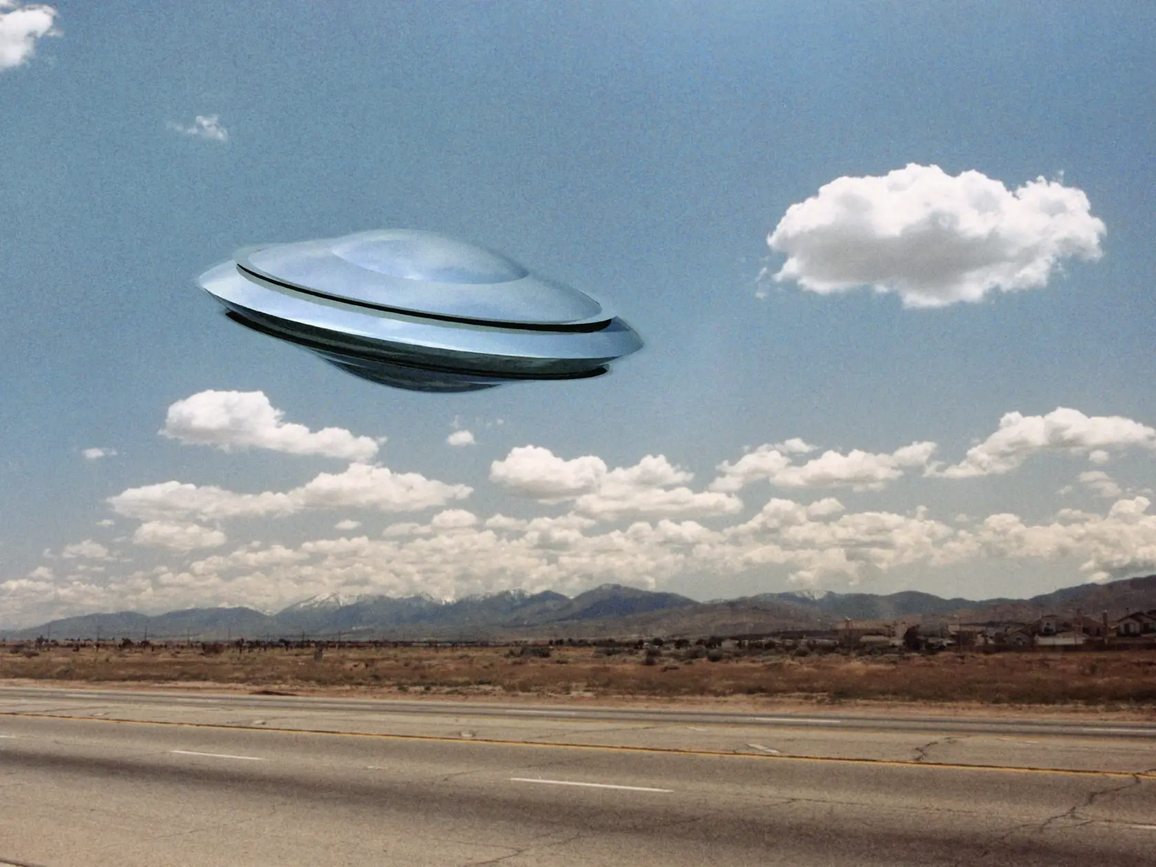 V poslednej dobe bolo mnoho špekulácií a kontroverzií ohľadom UFO, najmä potom, čo americké ministerstvo obrany v roku 2020 uvoľnilo niekoľko videí, ktoré údajne ukazujú neznáme lietajúce objekty (UAP). Tieto zábery boli zachytené z lietadiel amerického námorníctva a vyvolali mnoho otázok ohľadom pôvodu a povahy týchto objektov.