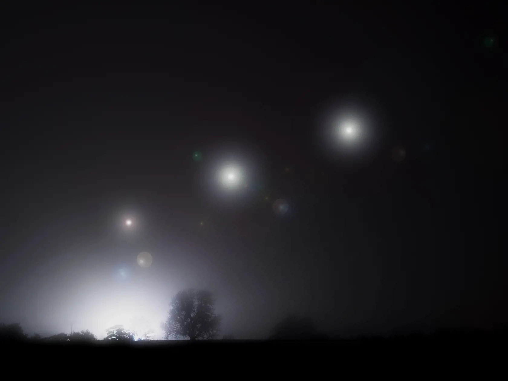 V poslednej dobe bolo mnoho špekulácií a kontroverzií ohľadom UFO, najmä potom, čo americké ministerstvo obrany v roku 2020 uvoľnilo niekoľko videí, ktoré údajne ukazujú neznáme lietajúce objekty (UAP). Tieto zábery boli zachytené z lietadiel amerického námorníctva a vyvolali mnoho otázok ohľadom pôvodu a povahy týchto objektov.