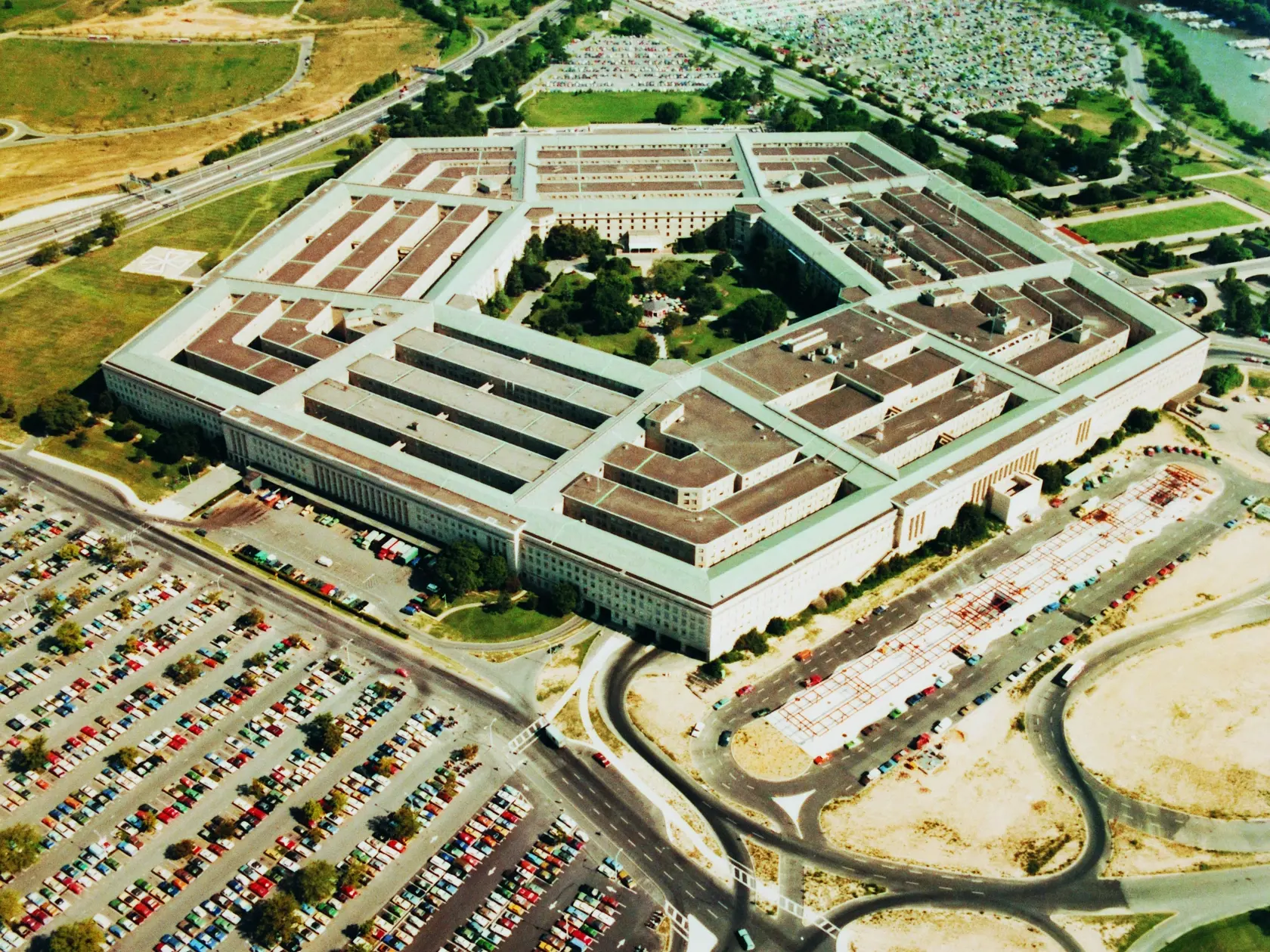 All-domain Anomaly Resolution Office (A2R) je súčasťou amerického ministerstva obrany a je zodpovedný za zber a analýzu informácií získaných z rôznych zdrojov, ako sú satelity, radarové systémy a ďalšie senzory. Cieľom A2R je identifikovať anomálie, ktoré by mohli byť spojené s potenciálnymi hrozbami pre národnú bezpečnosť.