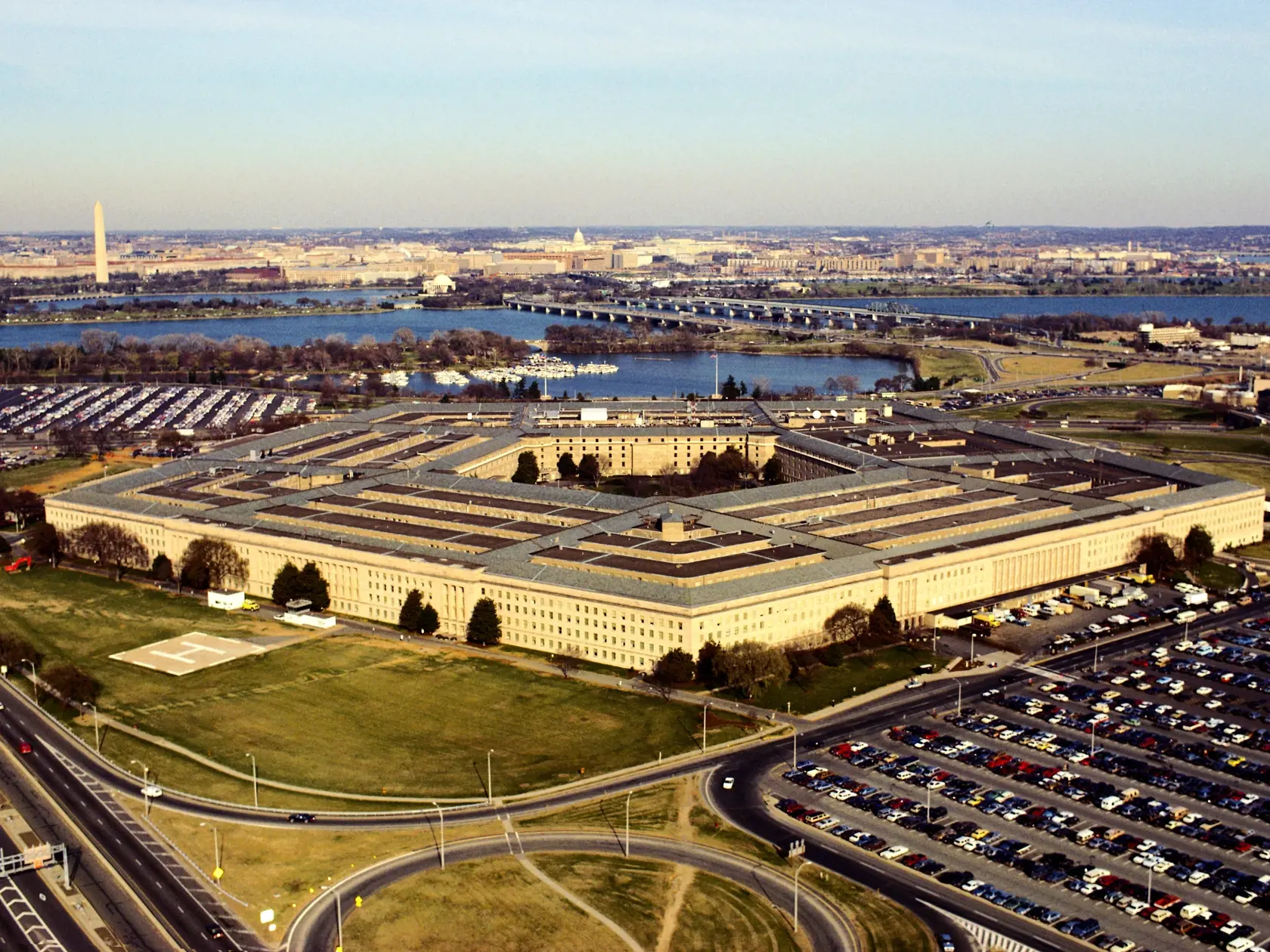 All-domain Anomaly Resolution Office (A2R) je súčasťou amerického ministerstva obrany a je zodpovedný za zber a analýzu informácií získaných z rôznych zdrojov, ako sú satelity, radarové systémy a ďalšie senzory. Cieľom A2R je identifikovať anomálie, ktoré by mohli byť spojené s potenciálnymi hrozbami pre národnú bezpečnosť.