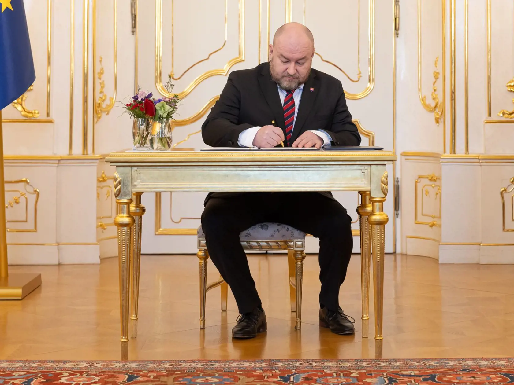 Huliak je oficiálne ministrom cestovného ruchu a športu.