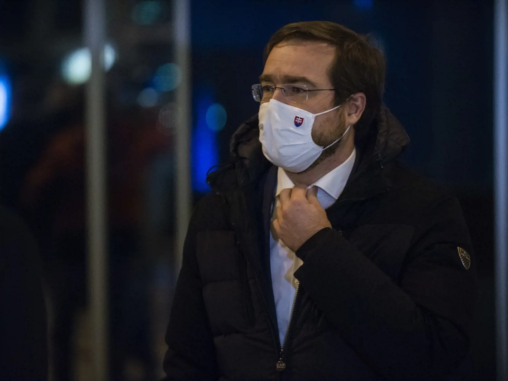 Na snímke minister zdravotníctva SR Marek Krajčí (OĽaNO) prichádza na tlačovú konferenciu k mimoriadnej pandemickej situácii 31. decembra 2020 v Bratislave. FOTO TASR – Jakub Kotian