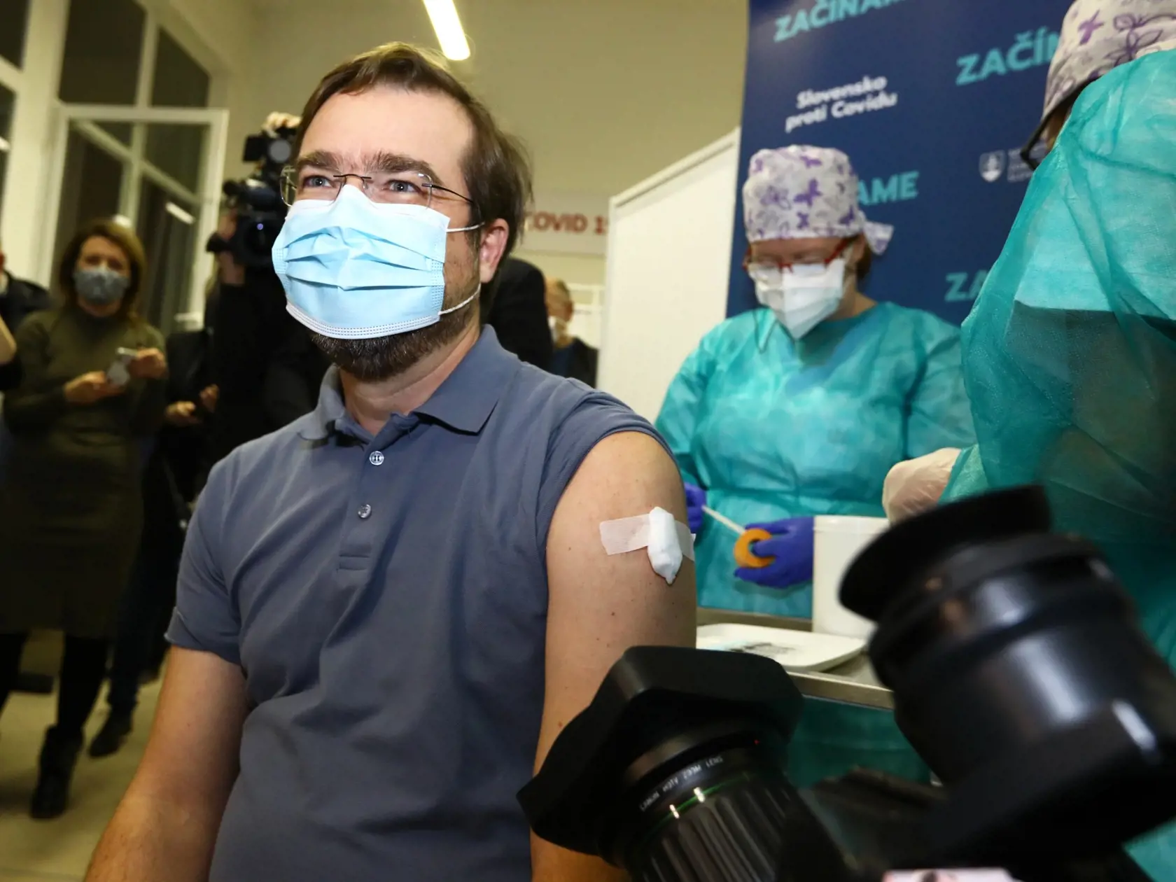 Na Slovensko dorazila vakcína na chorobu COVID-19. Medzi prvými sa dal zaočkovať aj minister zdravotníctva Marek Krajčí.