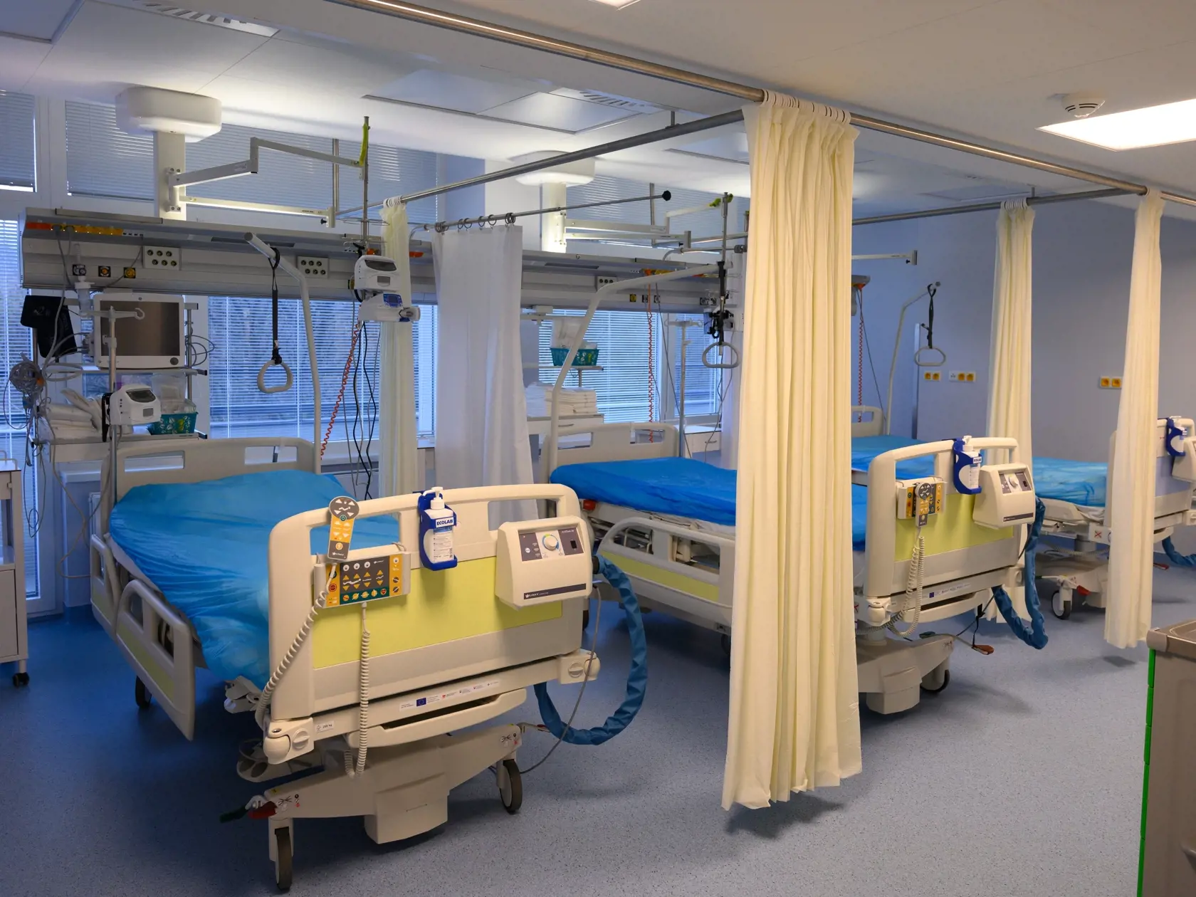 Galantská nemocnica prechádza od štvrtka 7. januára 2021 do červeného režimu. Sieť nemocníc Svet zdravia ju na základe dohody s ministerstvom zdravotníctva reprofilizovala na poskytovanie neodkladnej zdravotnej starostlivosti iba pre COVID pacientov. O pacientov s inými diagnózami sa postarajú nemocnice v okolitých mestách. Na snímke Oddelenie anestéziológie a intenzívnej medicíny (ARO) v nemocnici v Galante. FOTO TASR - Henrich Mišovič