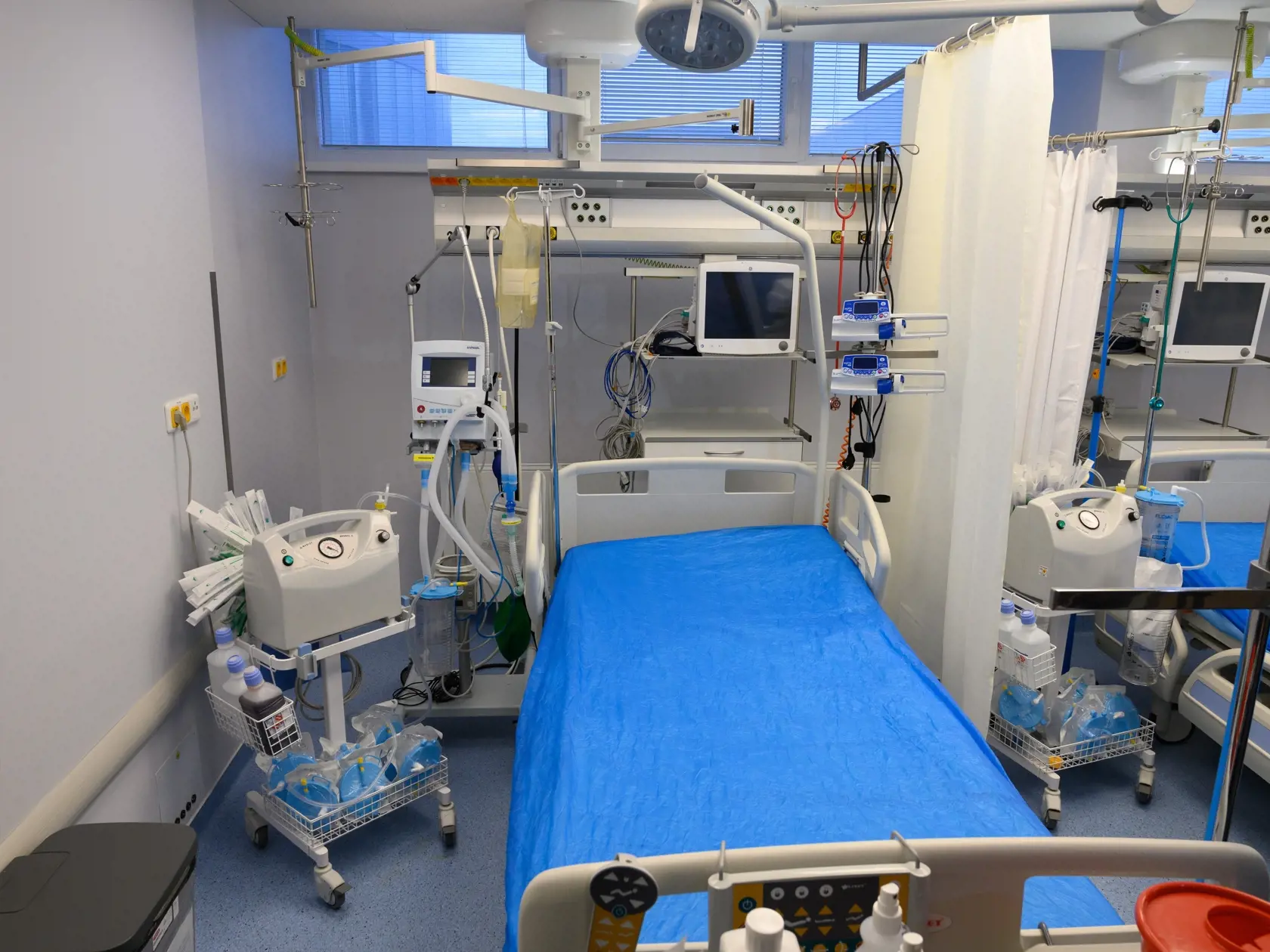 Galantská nemocnica prechádza od štvrtka 7. januára 2021 do červeného režimu. Sieť nemocníc Svet zdravia ju na základe dohody s ministerstvom zdravotníctva reprofilizovala na poskytovanie neodkladnej zdravotnej starostlivosti iba pre COVID pacientov. O pacientov s inými diagnózami sa postarajú nemocnice v okolitých mestách. Na snímke Oddelenie anestéziológie a intenzívnej medicíny (ARO) v nemocnici v Galante. FOTO TASR - Henrich Mišovič