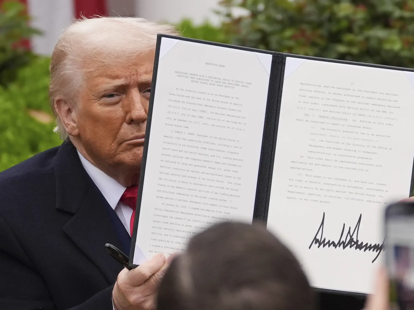 Americký prezident Donald Trump ukazuje podpísané nariadenie o zavedení nových ciel v Ružovej záhrade Bieleho domu vo Washingtone v stredu 2. apríla 2025.