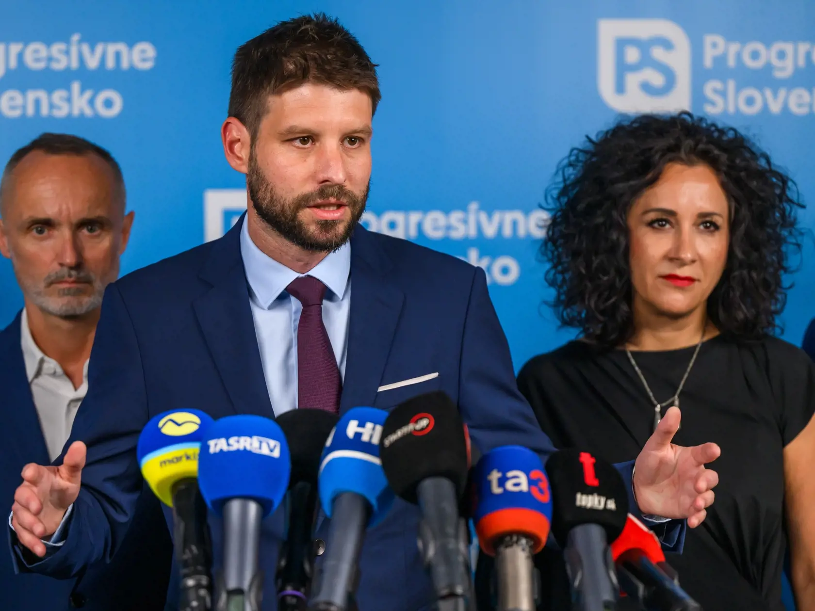 Na snímke zľava podpredseda PS Tomáš Valášek,  podpredseda Národnej rady SR a predseda hnutia Progresívne Slovensko Michal Šimečka a podpredsedníčka PS Zora Jaurová počas tlačovej konferencie na tému: Sú presne ako komunisti. Cenzurujú, kádrujú a útočia na rodinu. V Bratislave 23. augusta 2024.