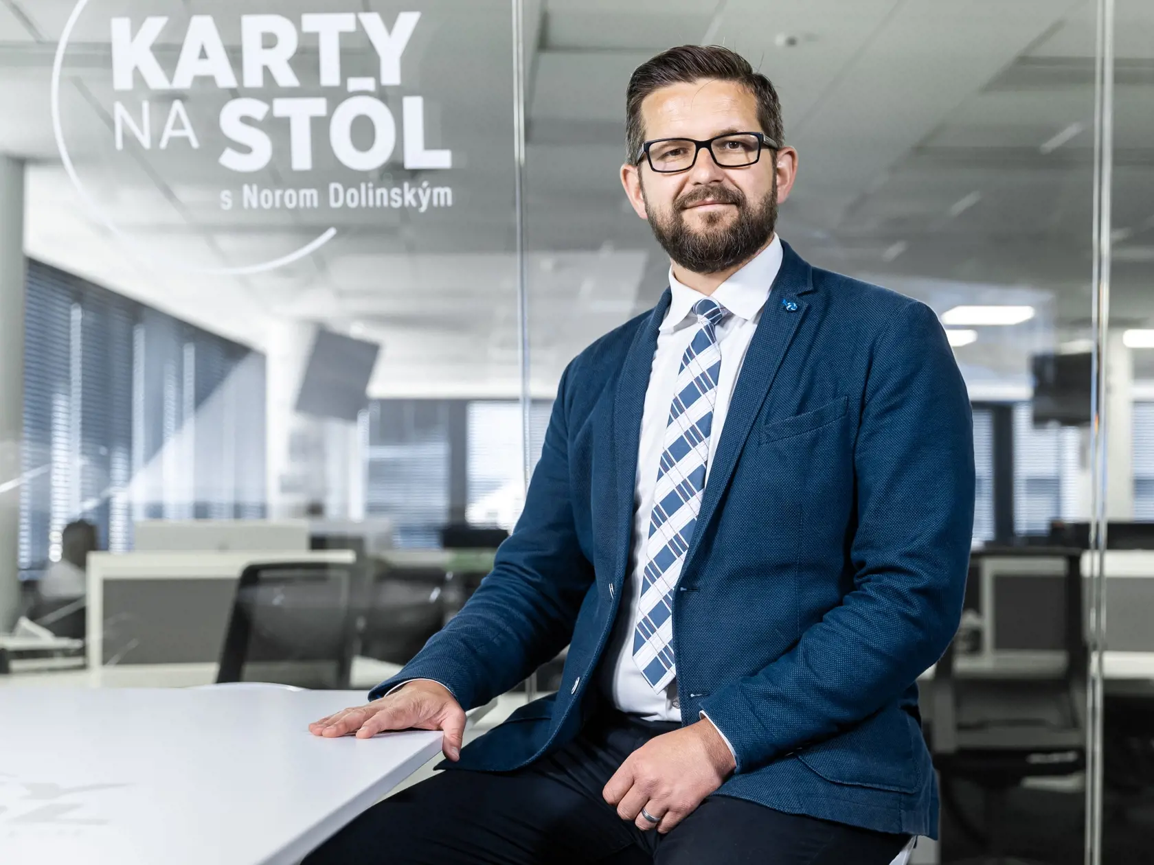 „Akoby po 14. máji hneď pokračoval 5. jún,“ hovorí politológ Jozef Lenč s tým, že premiérov výstup „vymazal 21 dní od atentátu“. Podotýka, že predseda vlády vystúpil v predvečer začiatku moratória pred eurovoľbami.
