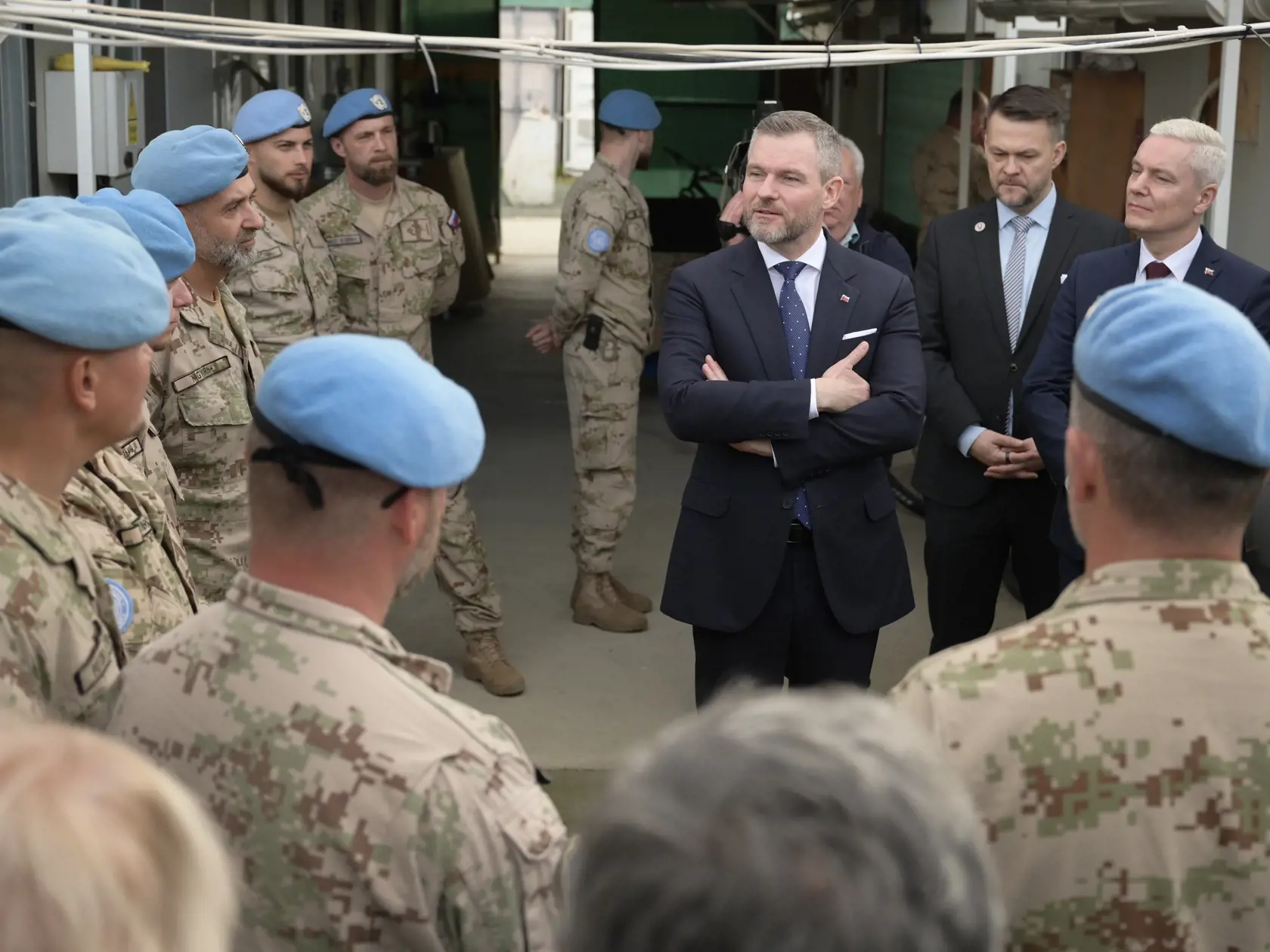Na snímke uprostred predseda NRSR Peter Pellegrini počas neformálneho stretnutia so ženijnou jednotkou OS SR v Kempe Tatry 4. marca 2024 na Cypre.