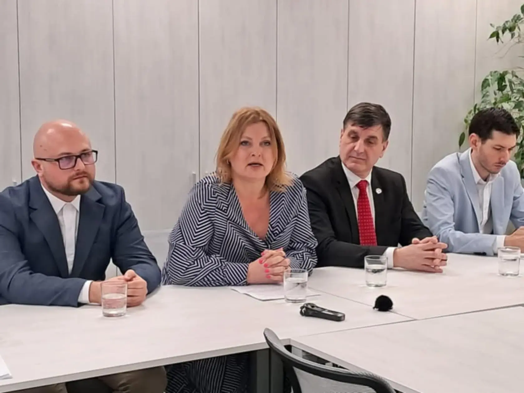 Adrián Šuba, predseda odborovej organizácie čínskej spoločnosti Air International Thermal Systems v Nitre, opísal svoje skúsenosti a svoj pohľad so zakladaním odborov a bojom za práva zamestnancov. 