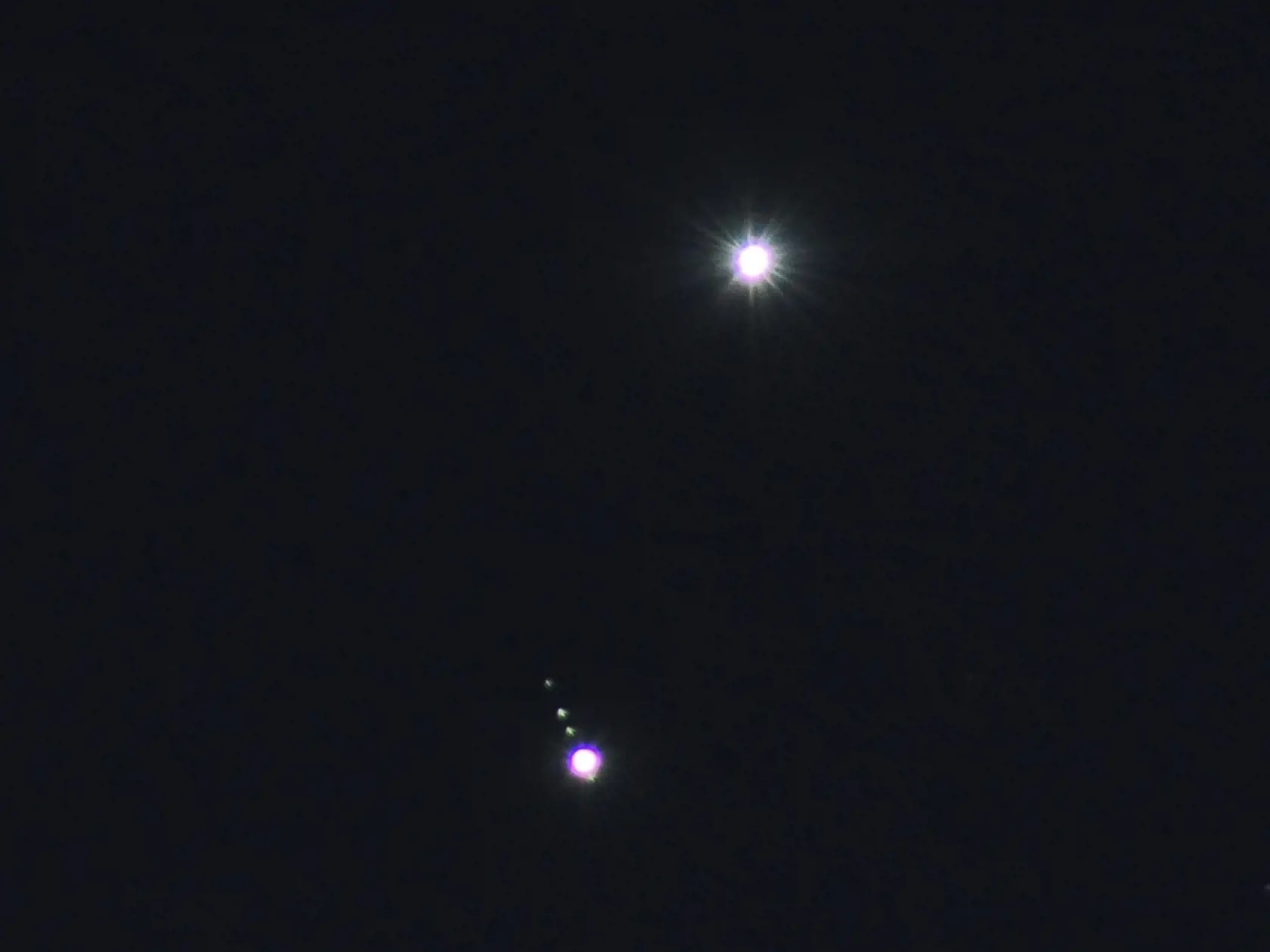 Alena odfotila Venušu a Jupiter aj s jeho mesiacmi v Senci.